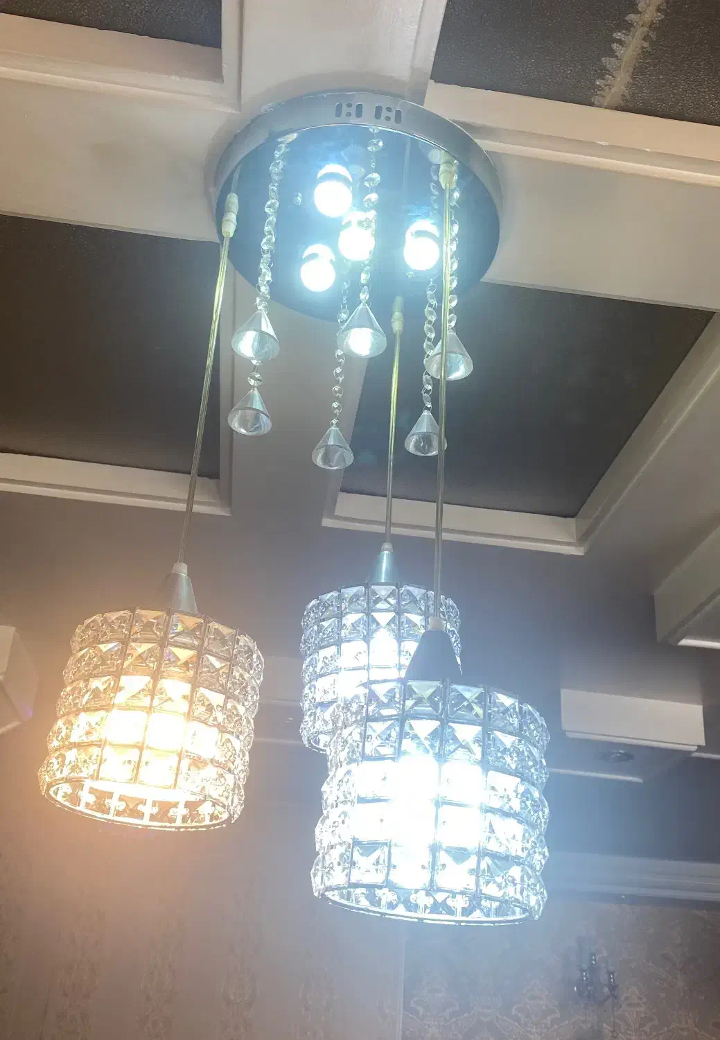 سه عدد لوستر کریستال و یک پرده ی کریستال|لوستر و چراغ آویز|دماوند, دماوند|دیوار