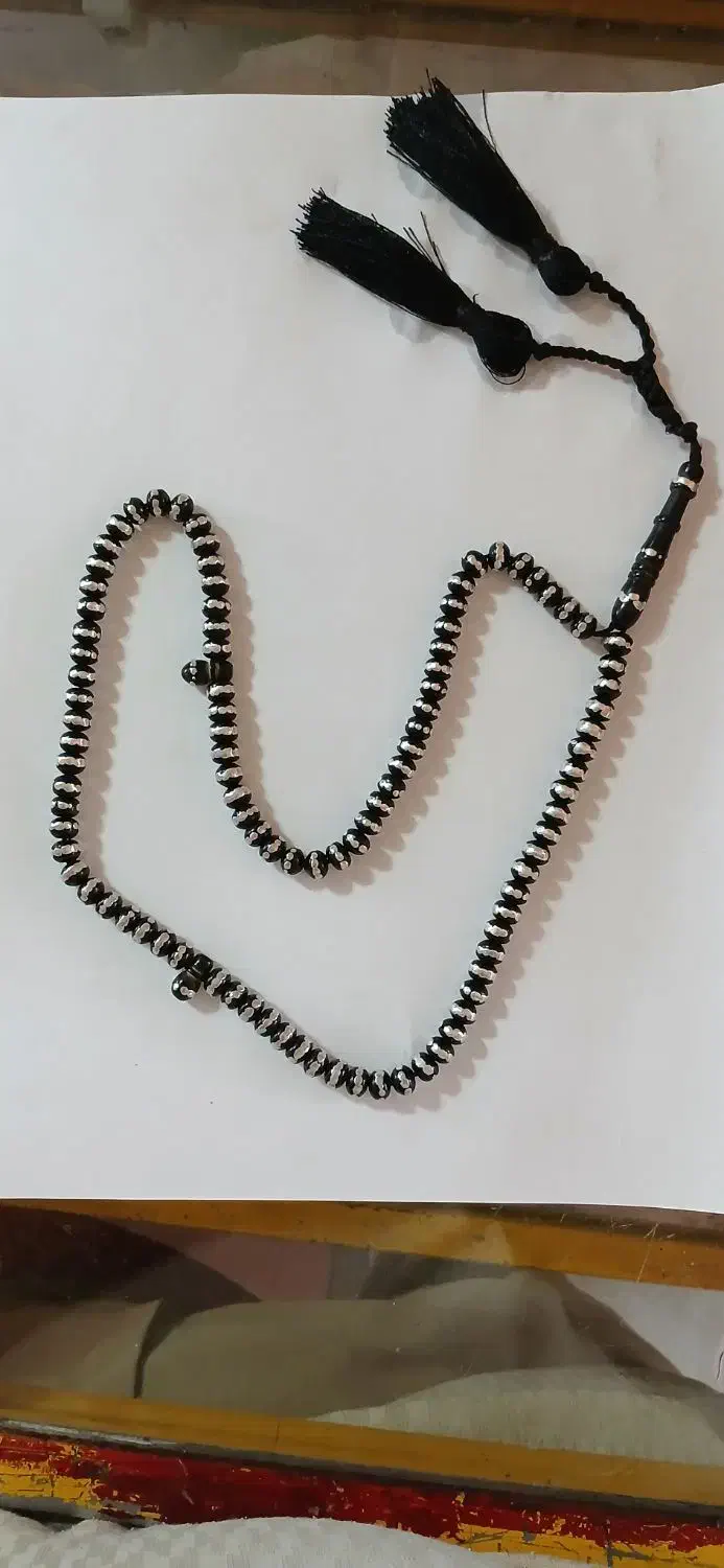 تسبیح نقره کوب سالم ۱۰۱ عدد و سندلوس کهنه المان|کلکسیون اشیاء عتیقه|هشتگرد, هشتگرد قدیم|دیوار