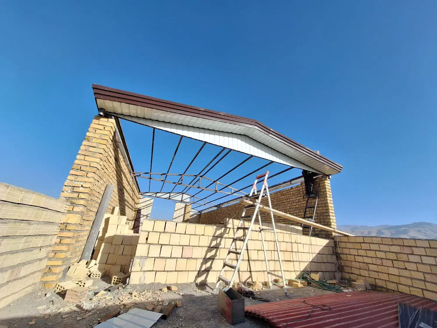 اجرا وطراحی انواع. سقف شیروانی وبتنی و..|خدمات پیشه و مهارت|همدان, |دیوار