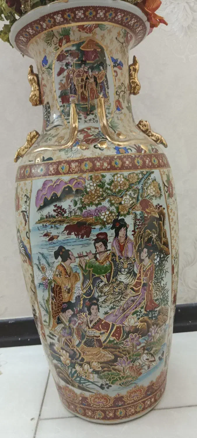 گلدان بلند عتیقه با طرح و نقش قدیمی|کلکسیون اشیاء عتیقه|قم, باجک یک|دیوار