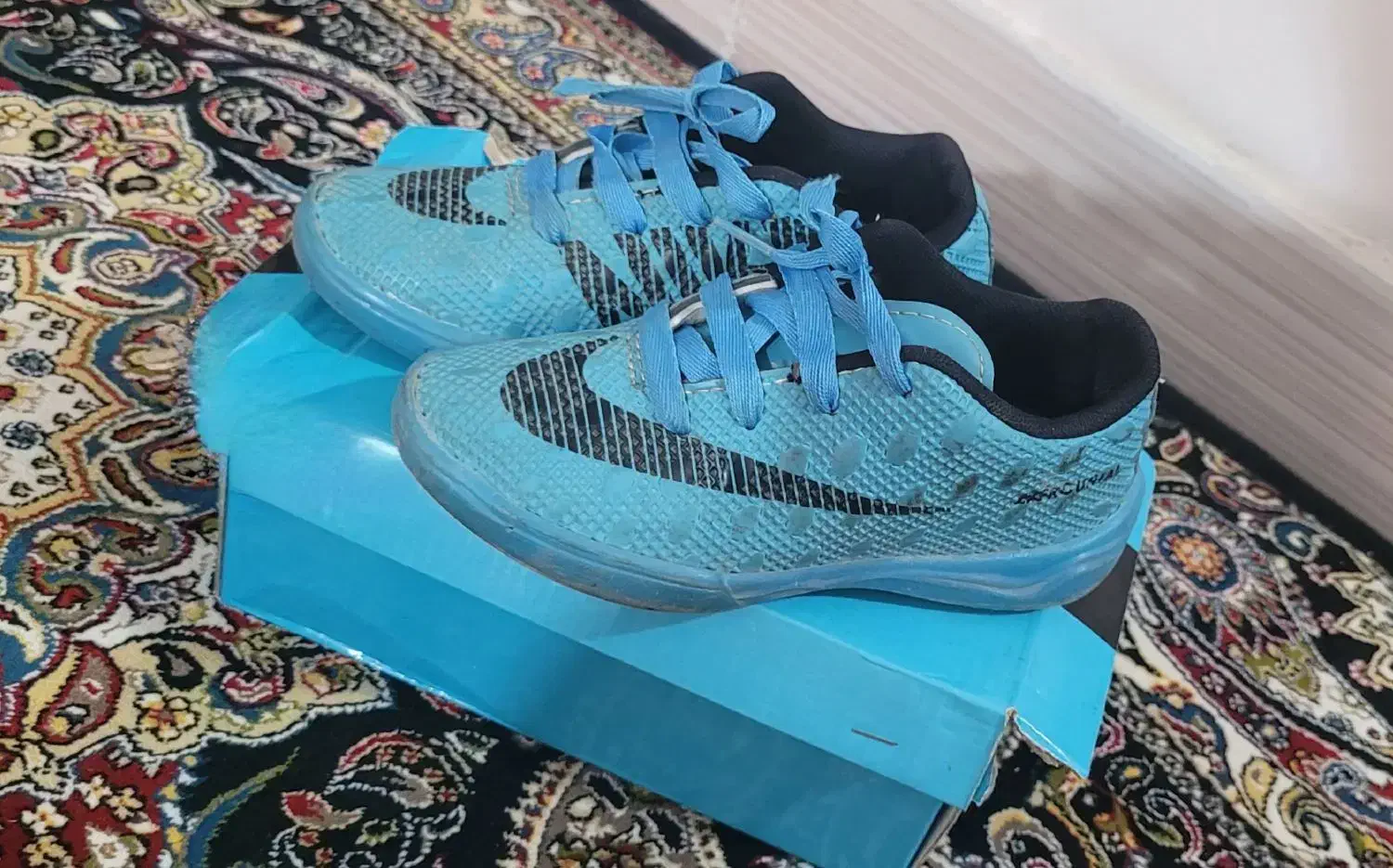 کفش|تجهیزات ورزشی|رباطکریم, رباطکریم|دیوار