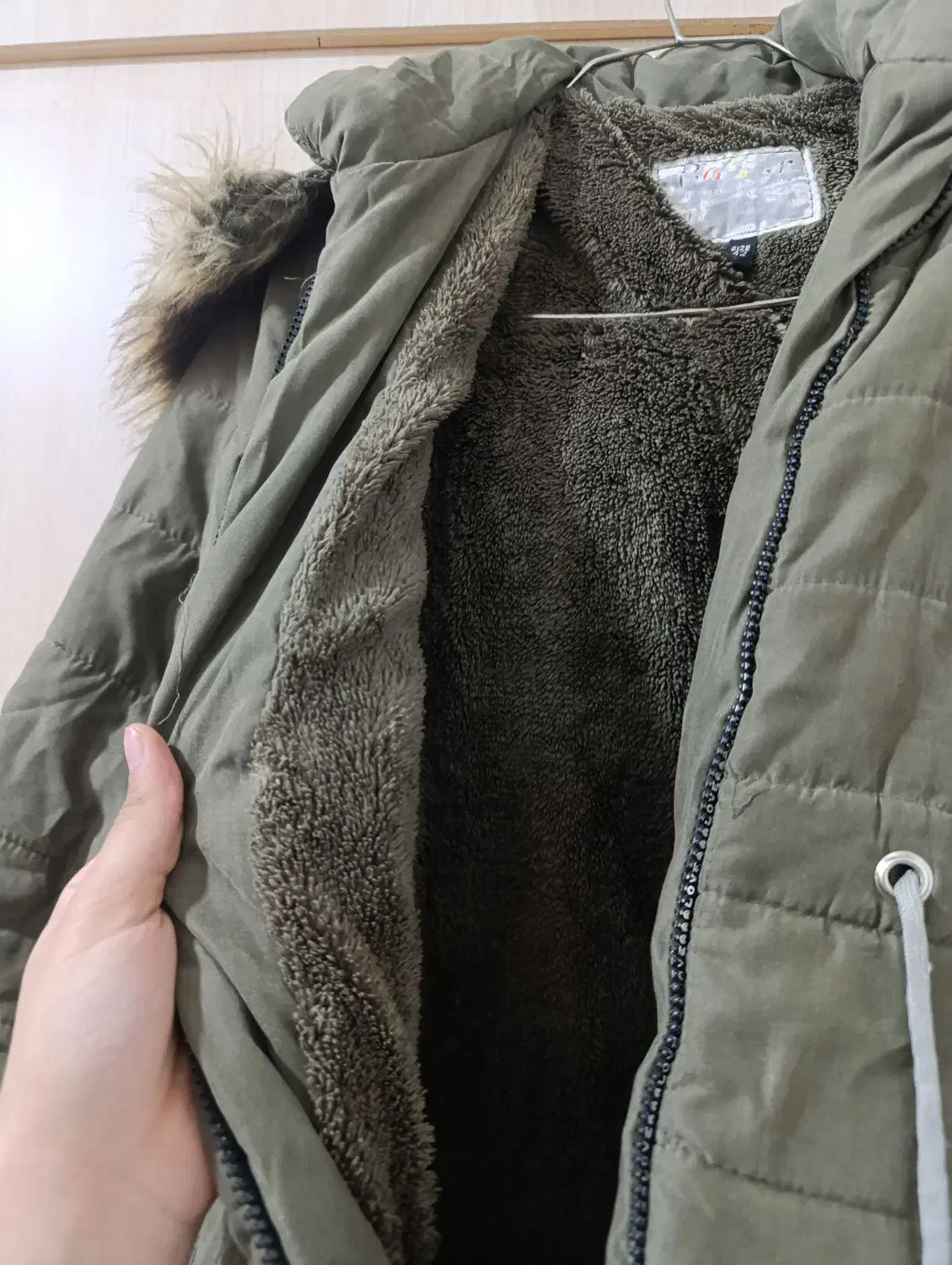 کاپشن|لباس|بروجرد, |دیوار