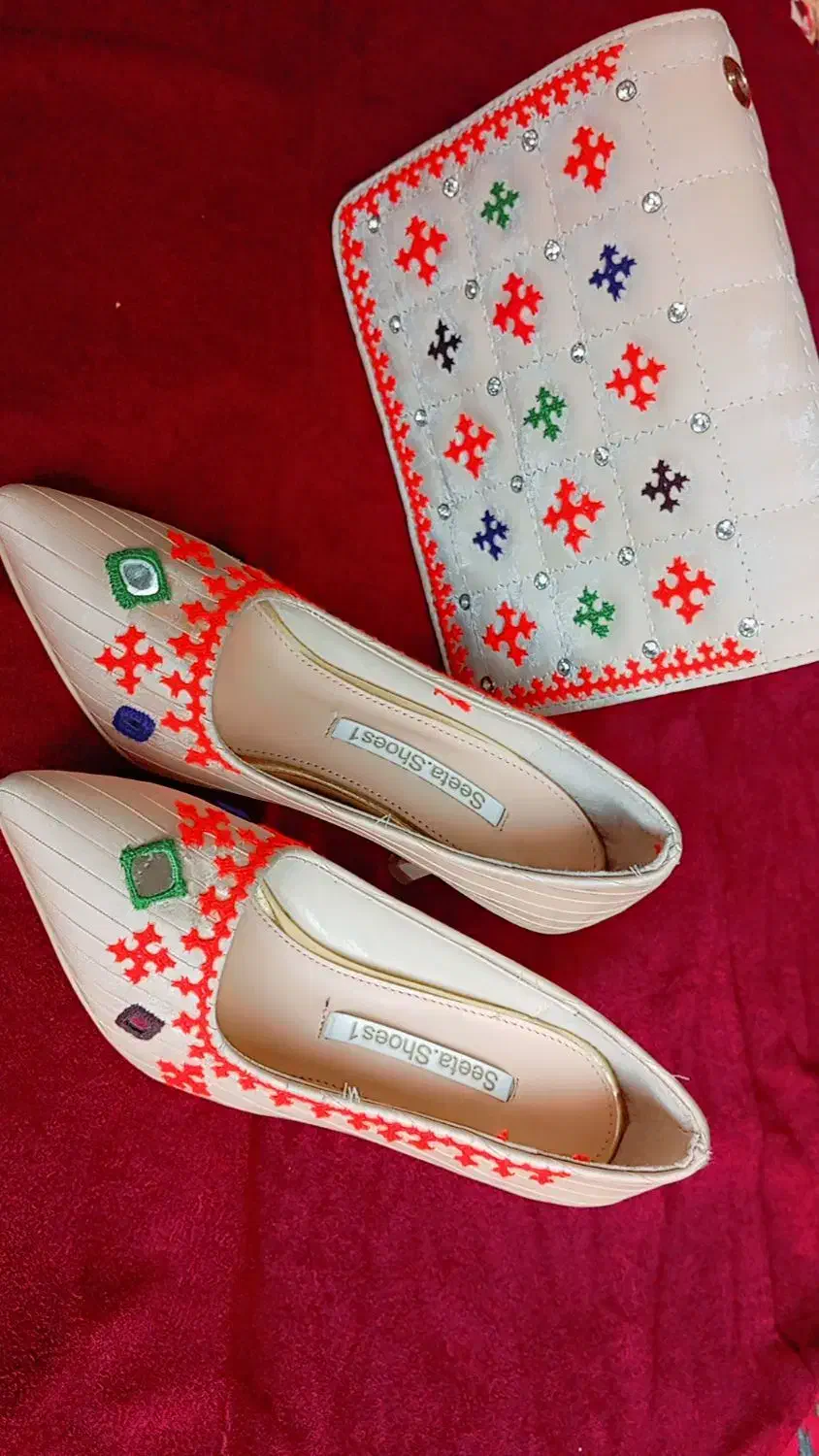 دوچگر آینه و چهار پر|کیف، کفش، کمربند|خاش, |دیوار