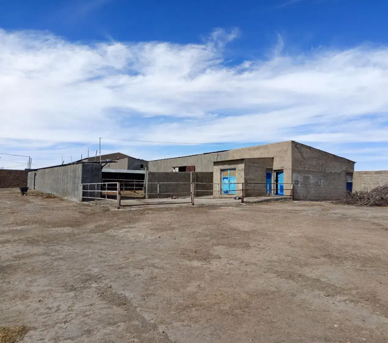 گاوداری شیری با پروانه وباغ|فروش دفتر صنعتی، کشاورزی، تجاری|خنجین, |دیوار