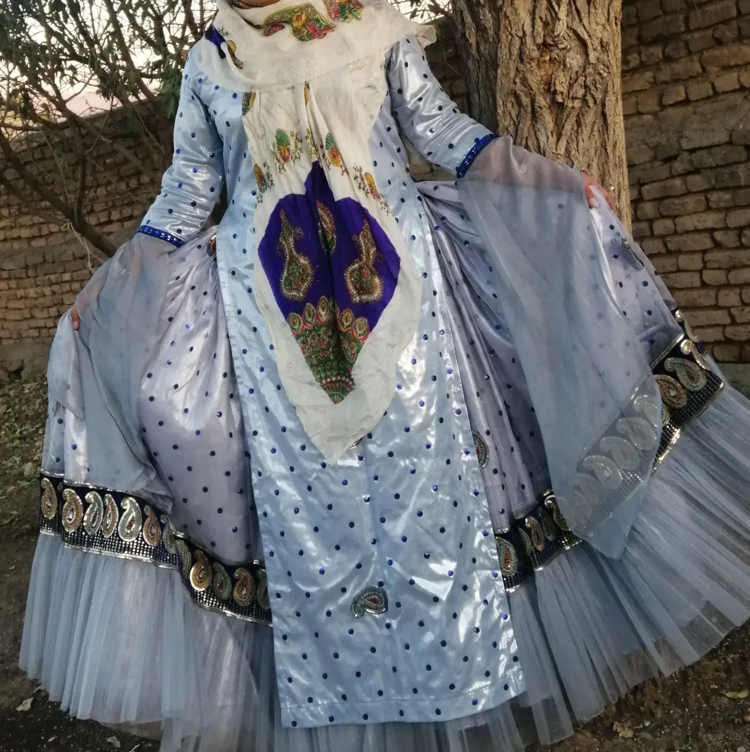 لباس محلی|لباس|اصفهان, بهارستان|دیوار