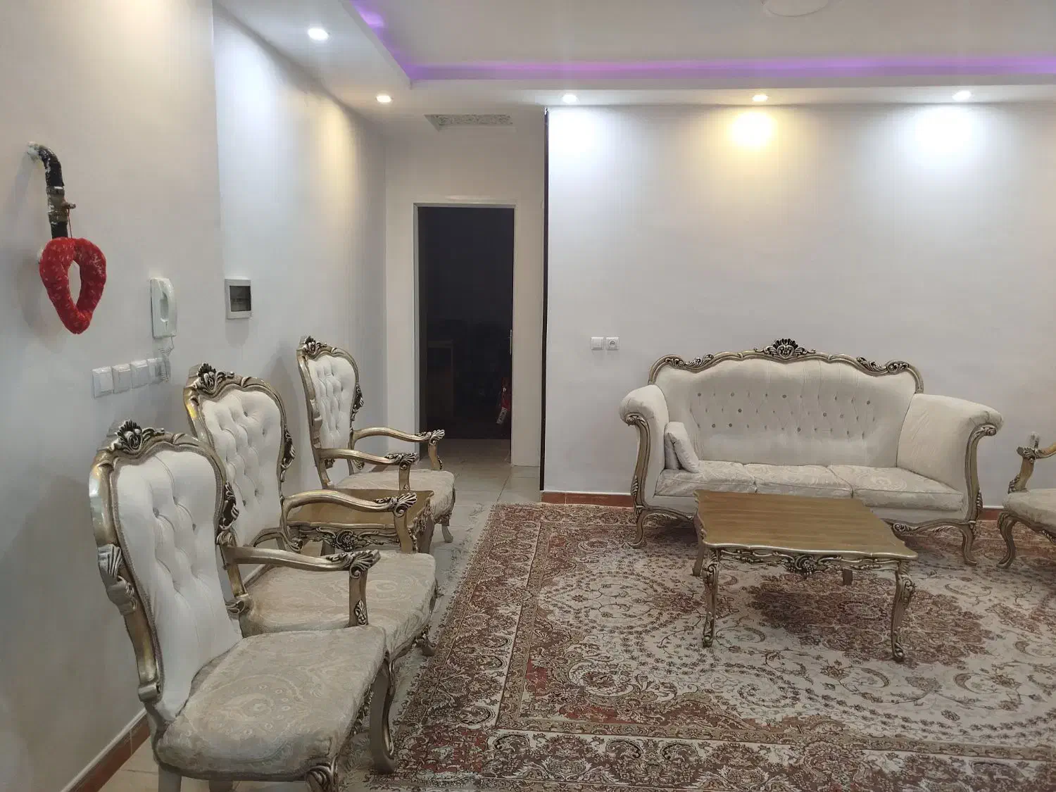 مبل کلاسیک کارکرده سالم هشت نفره به همراه عسلی|مبلمان خانگی و میز عسلی|شهرکرد, |دیوار