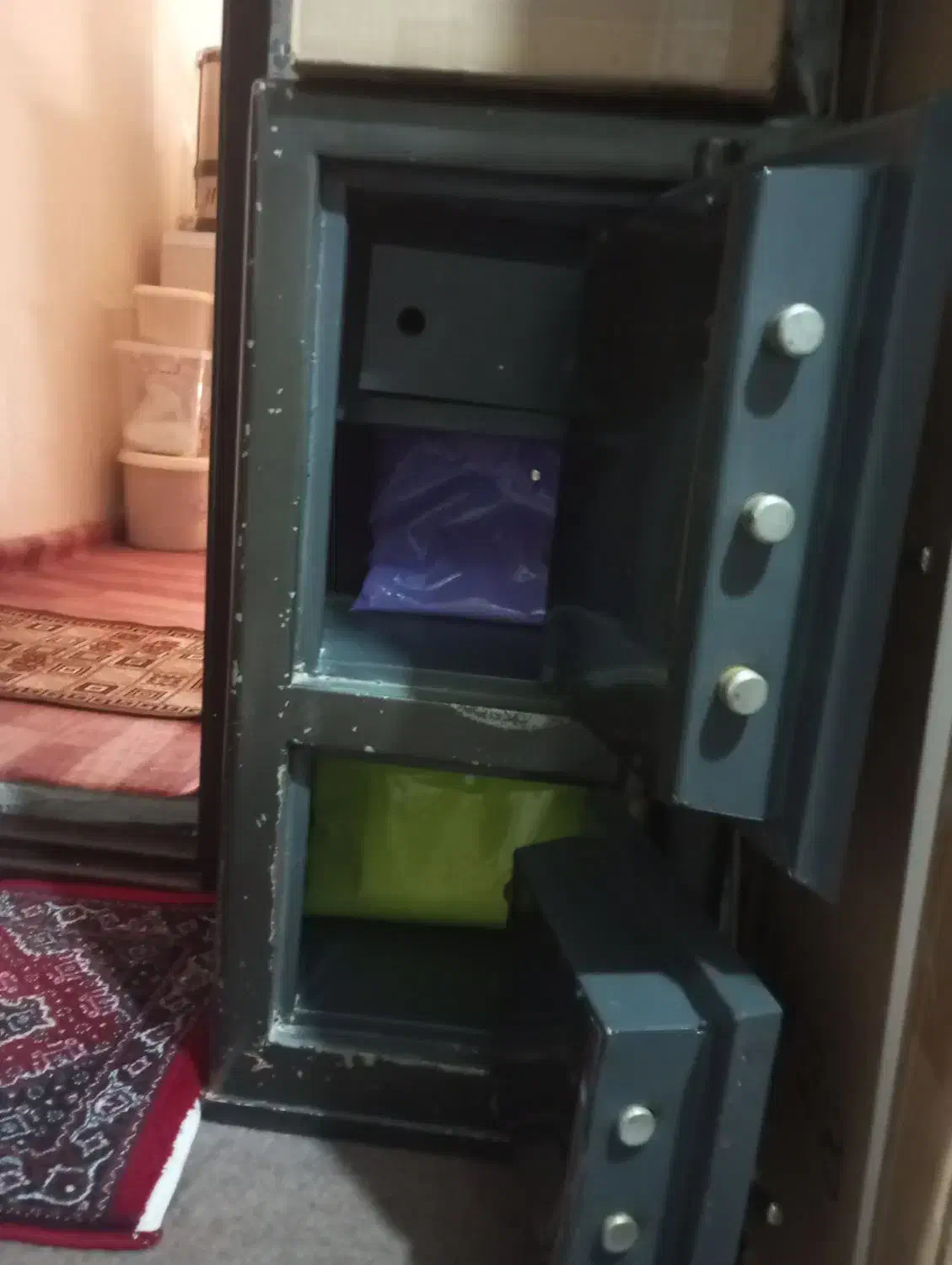 گاوصندوق دوطبقه کار کرده|ابزارآلات|شاهین دژ, |دیوار