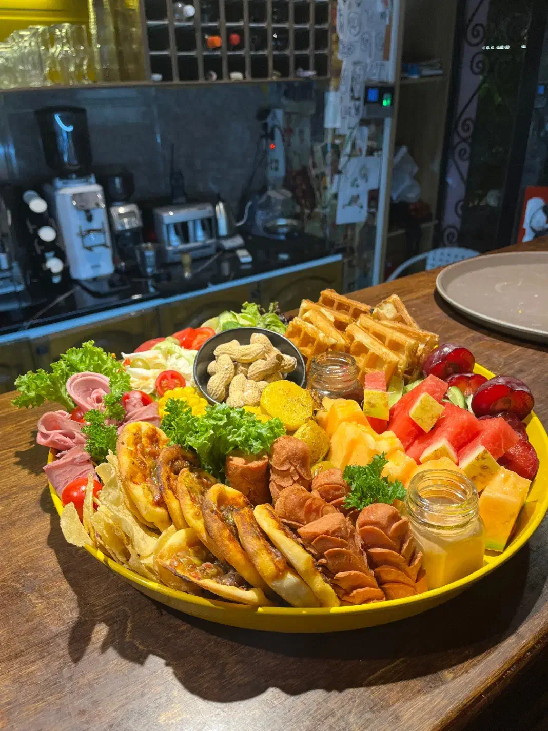 استخدام در کافه رستوران پیتزا زن|استخدام خدمات فروشگاه و رستوران|شاهین‌شهر, اقبال لاهوری|دیوار