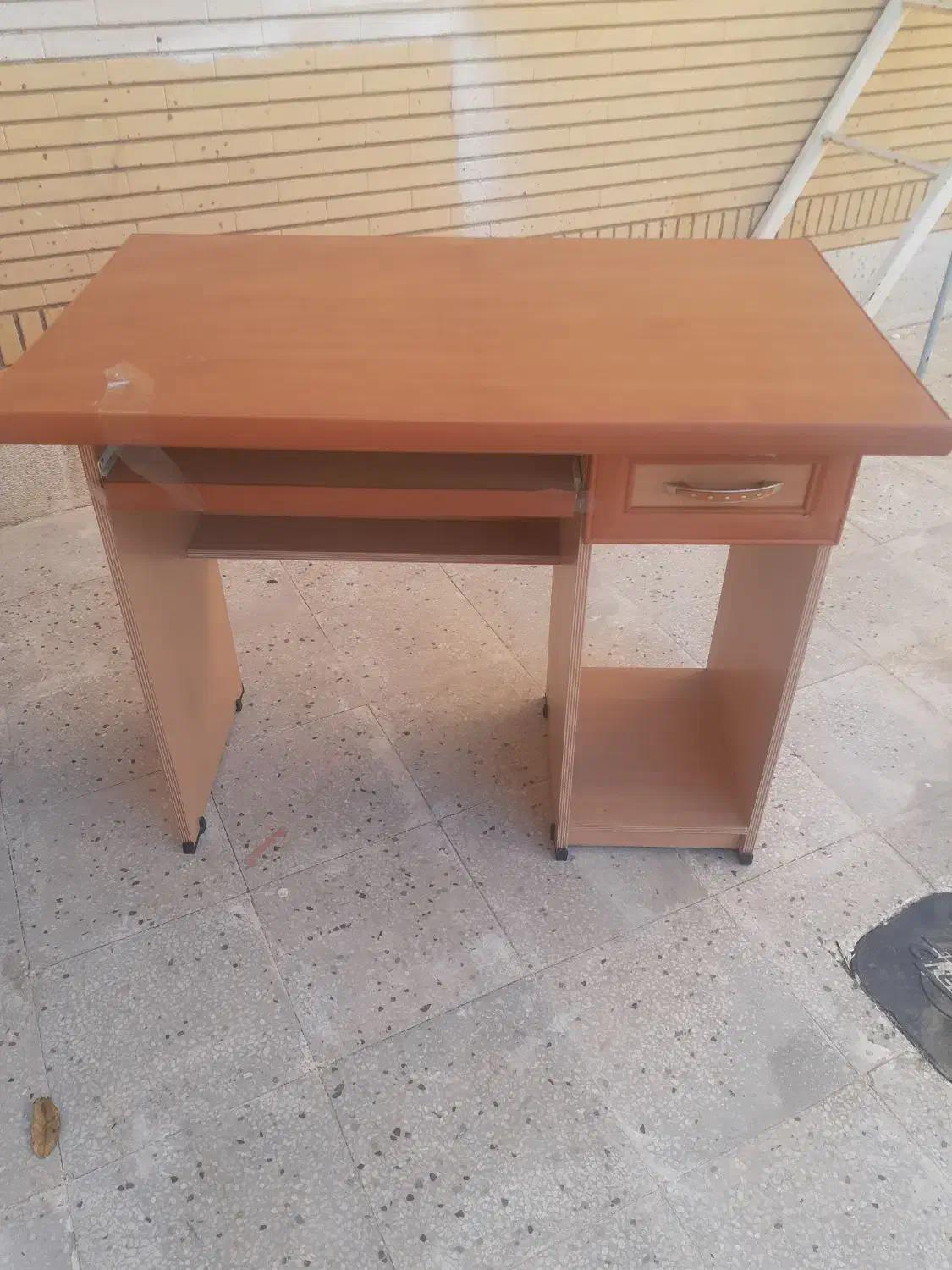 میز کامپیوتر|میز تحریر و کامپیوتر|صدرا-فارس, فاز ۱|دیوار