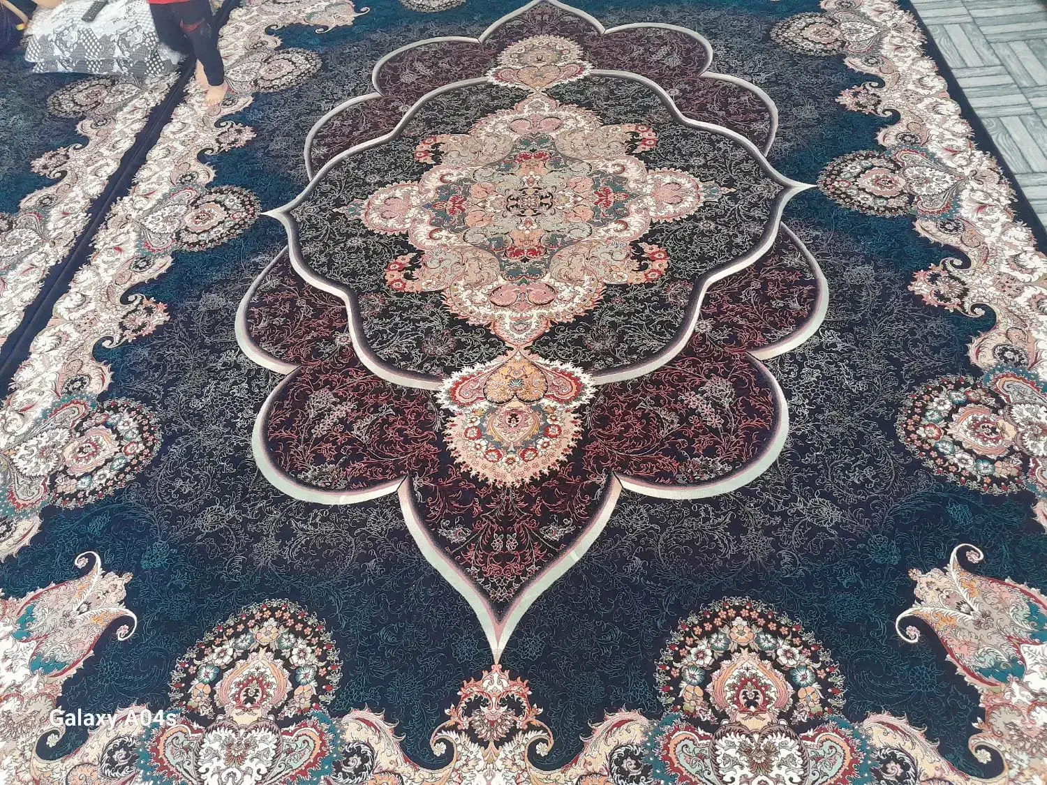 فرش ۱۲متری سورمه ای در حدنو|فرش|ارمند, |دیوار