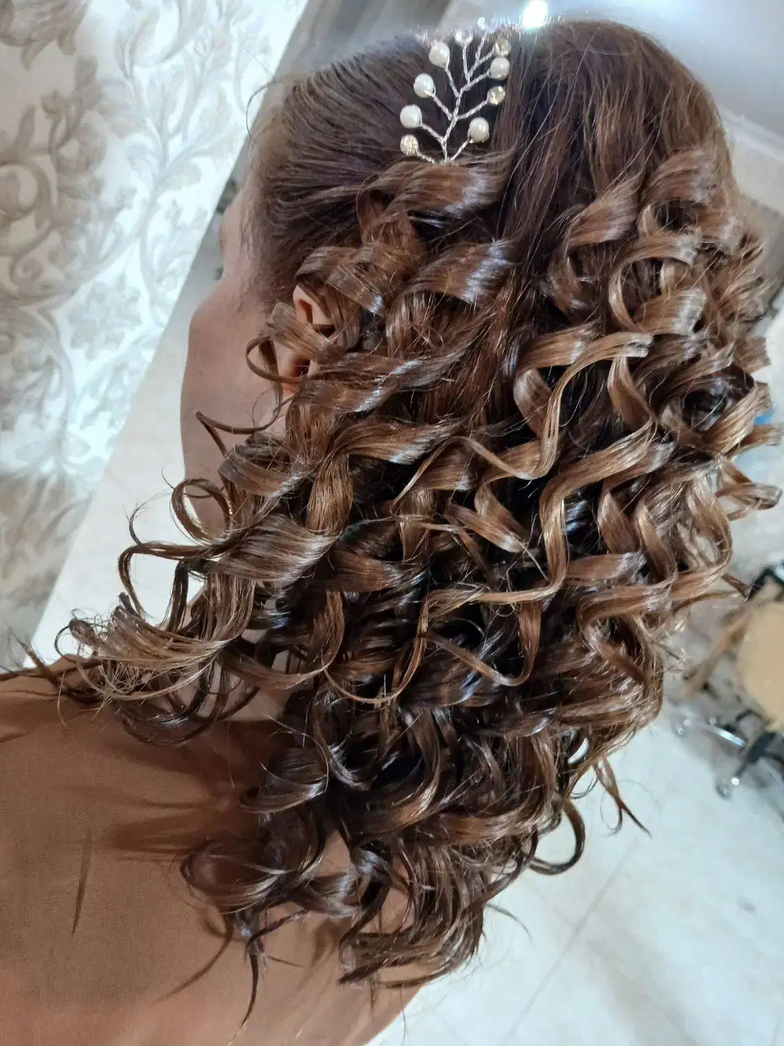 شنیون و میکاپ ویژه ۶۳۰ کاشت ناخن ۲۵۰|خدمات آرایشگری و زیبایی|کرمان, |دیوار