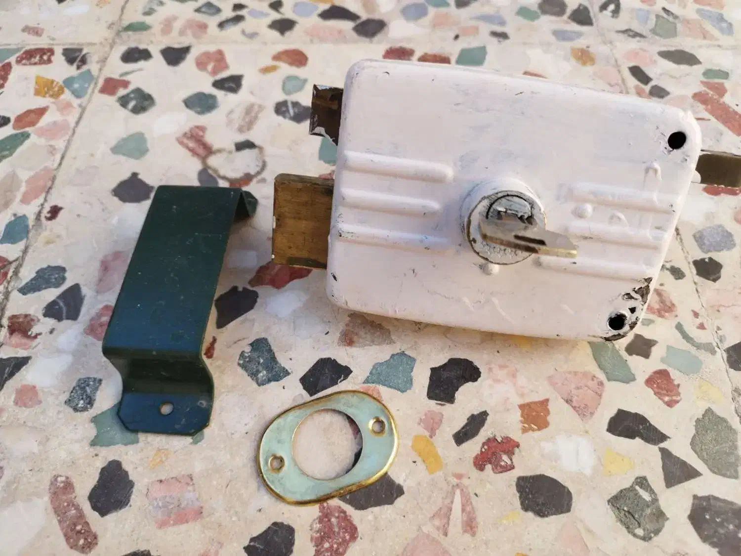 قفل در حیاط،چهار پایه،حباب لامپ|صندلی و نیمکت|خرم‌آباد, |دیوار