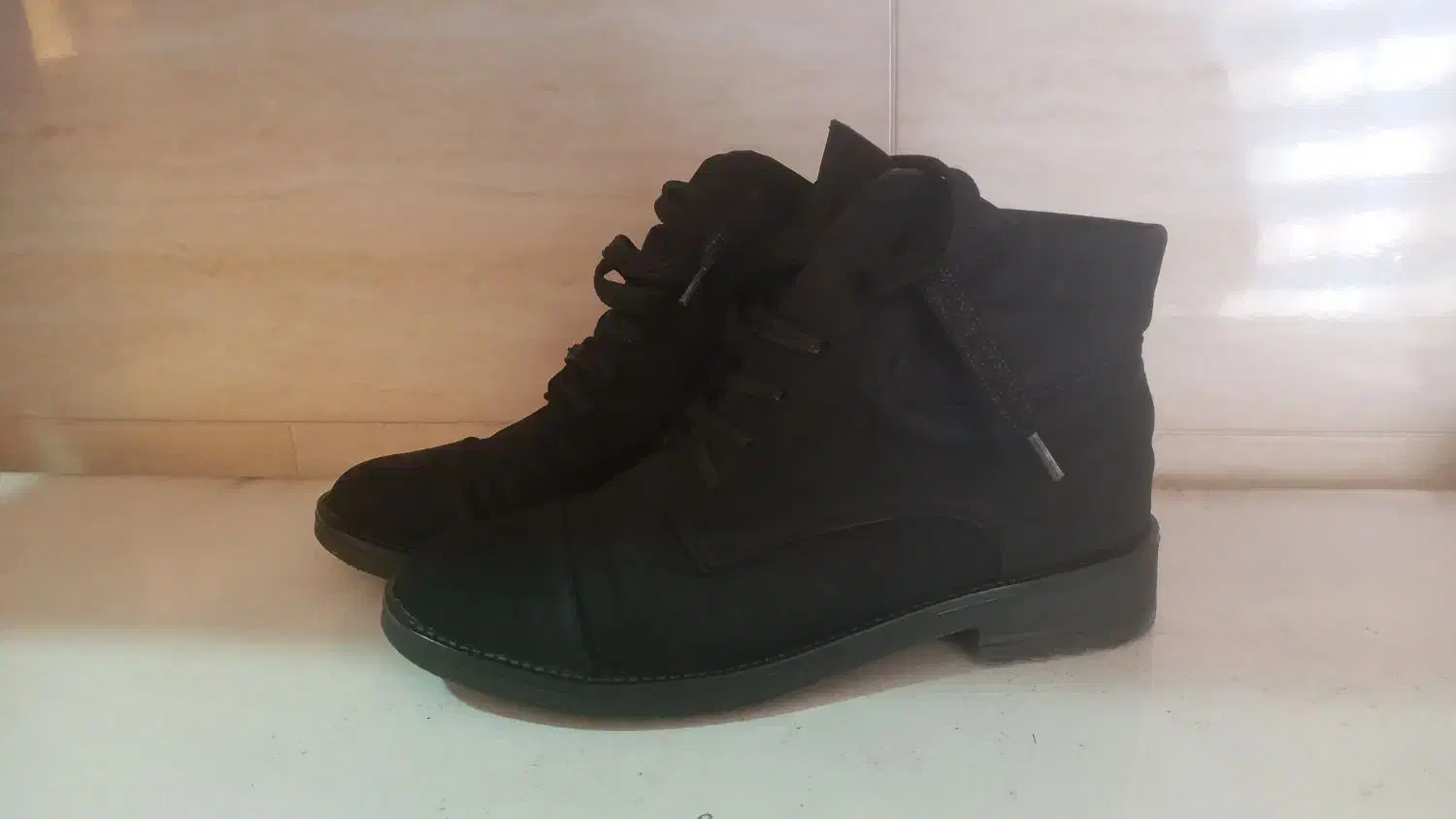 بوت|کیف، کفش، کمربند|دوگنبدان, |دیوار