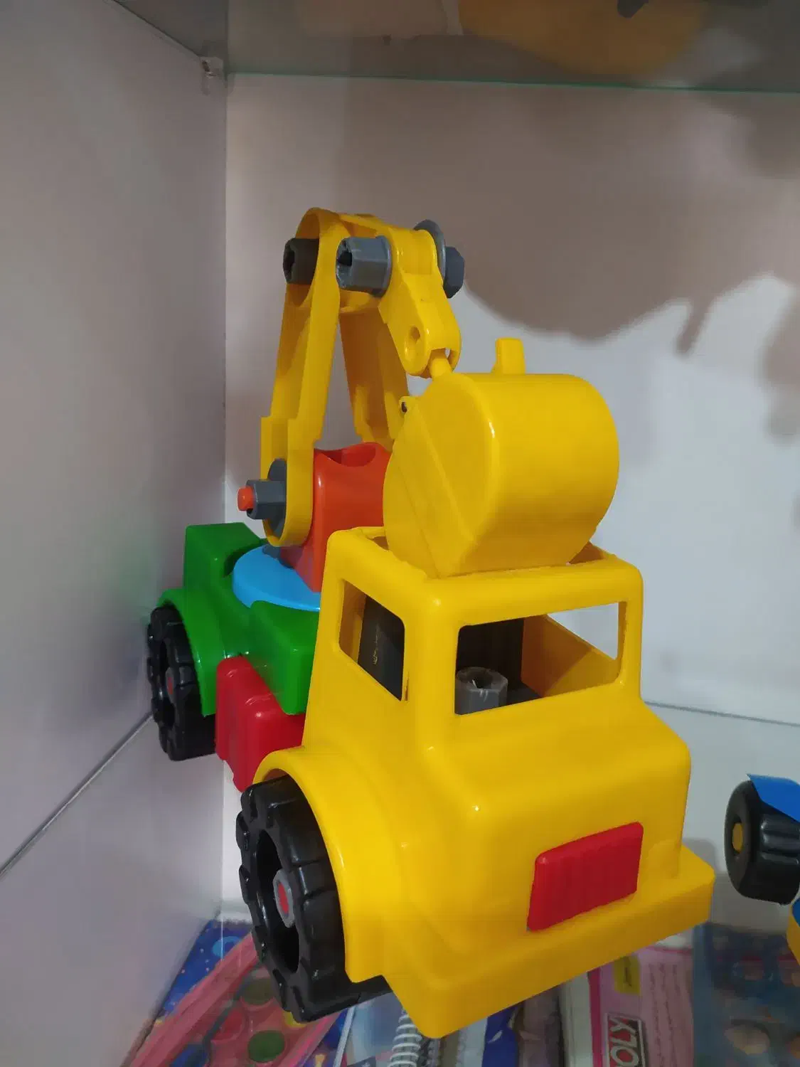 تعدادی اسباب بازی بچه به دلیل عدم استفاده|اسباب‌بازی بچه|میاندوآب, |دیوار