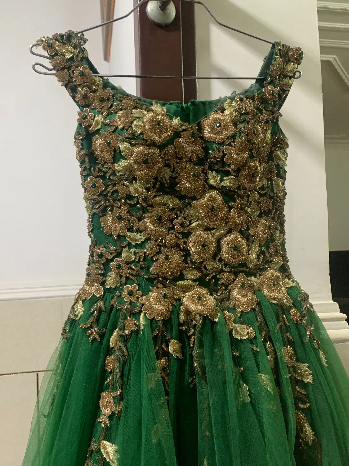 لباس مجلسی|لباس|رودان, |دیوار