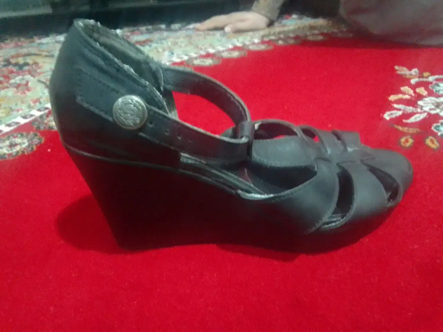 کفش|کیف، کفش، کمربند|اقبالیه, |دیوار