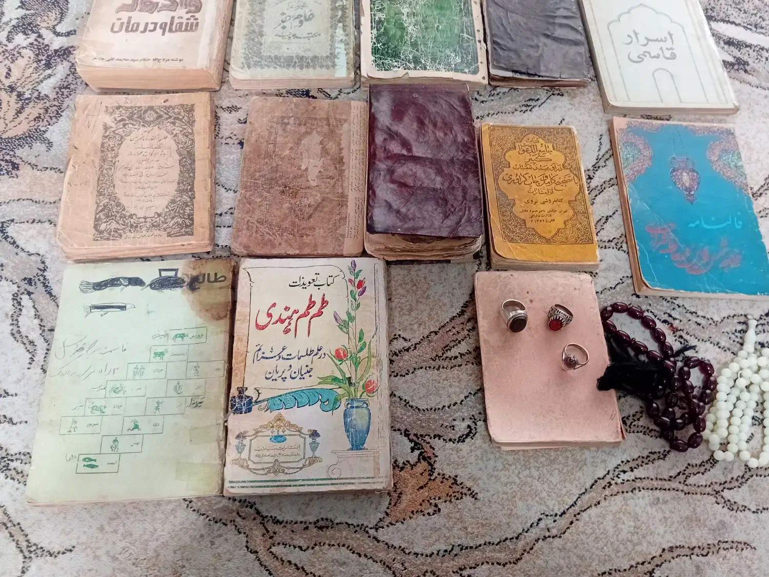 تعدادی کتاب قدیمی ۱۰۰ ساله وخطی وخط سنگی|کتاب و مجله تاریخی|اصفهان, احمدآباد|دیوار