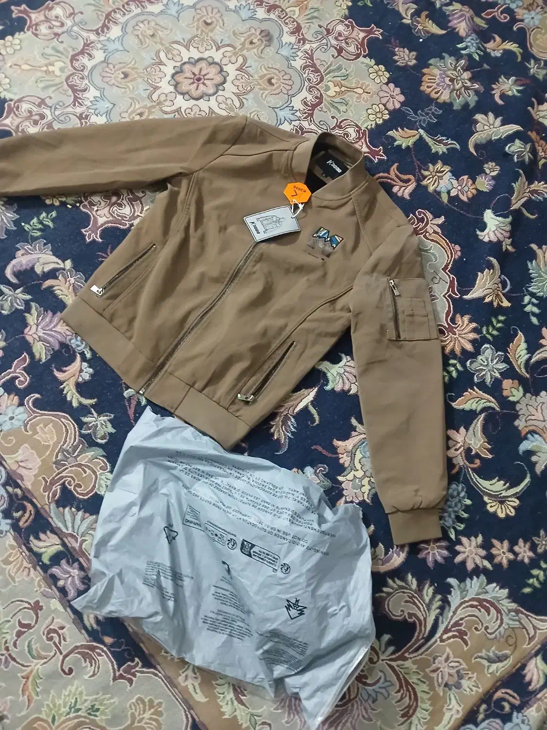 کاپشن کت تک|لباس|ری, جوانمرد قصاب|دیوار