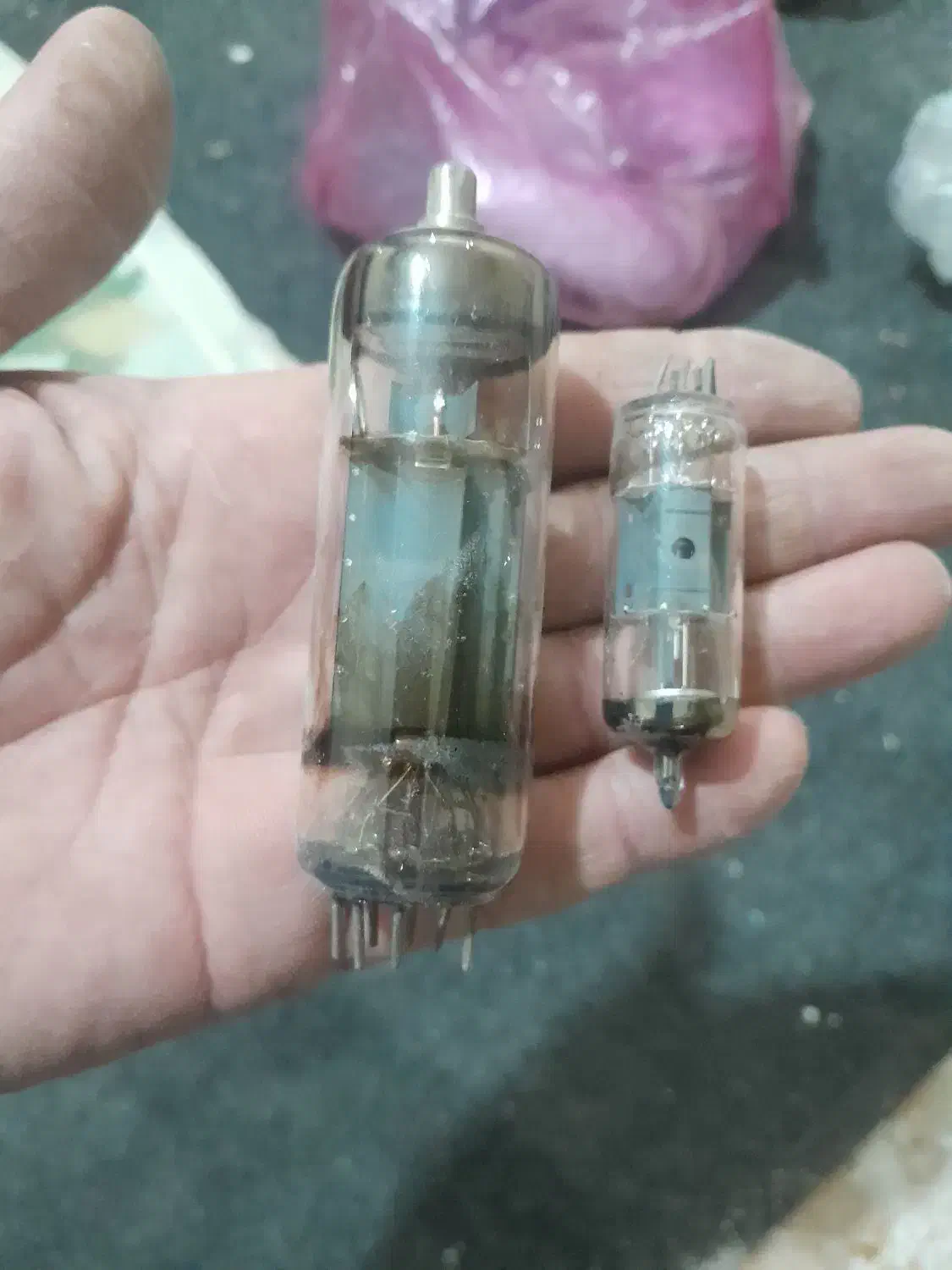 دوعدد لامپ تلوزیون  قدیمی و برد حدود ۵۰ سال پیش|کلکسیون اشیاء عتیقه|رباطکریم, رباطکریم|دیوار