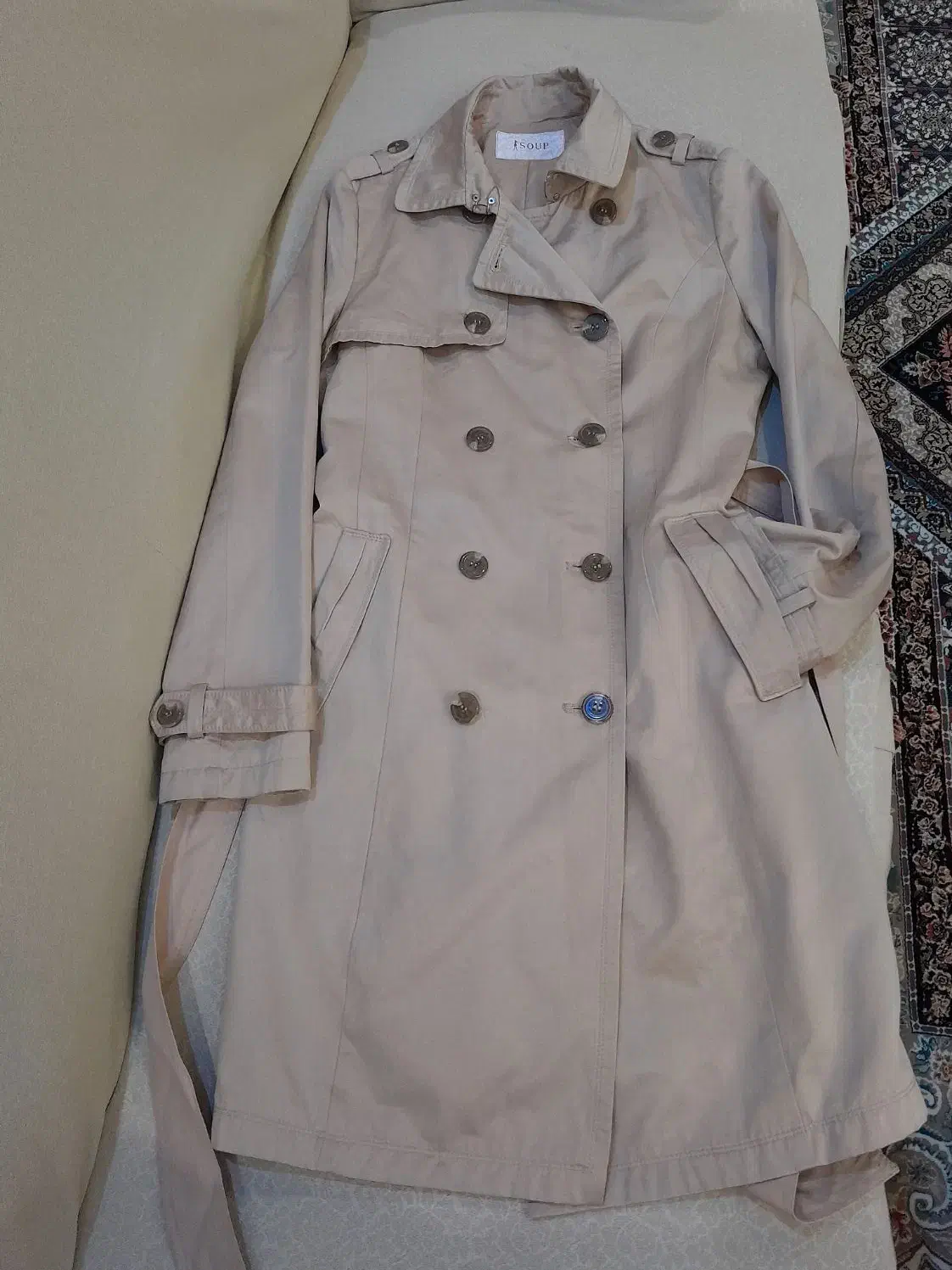 بارانی کرمی|لباس|کرج, بنیاد|دیوار