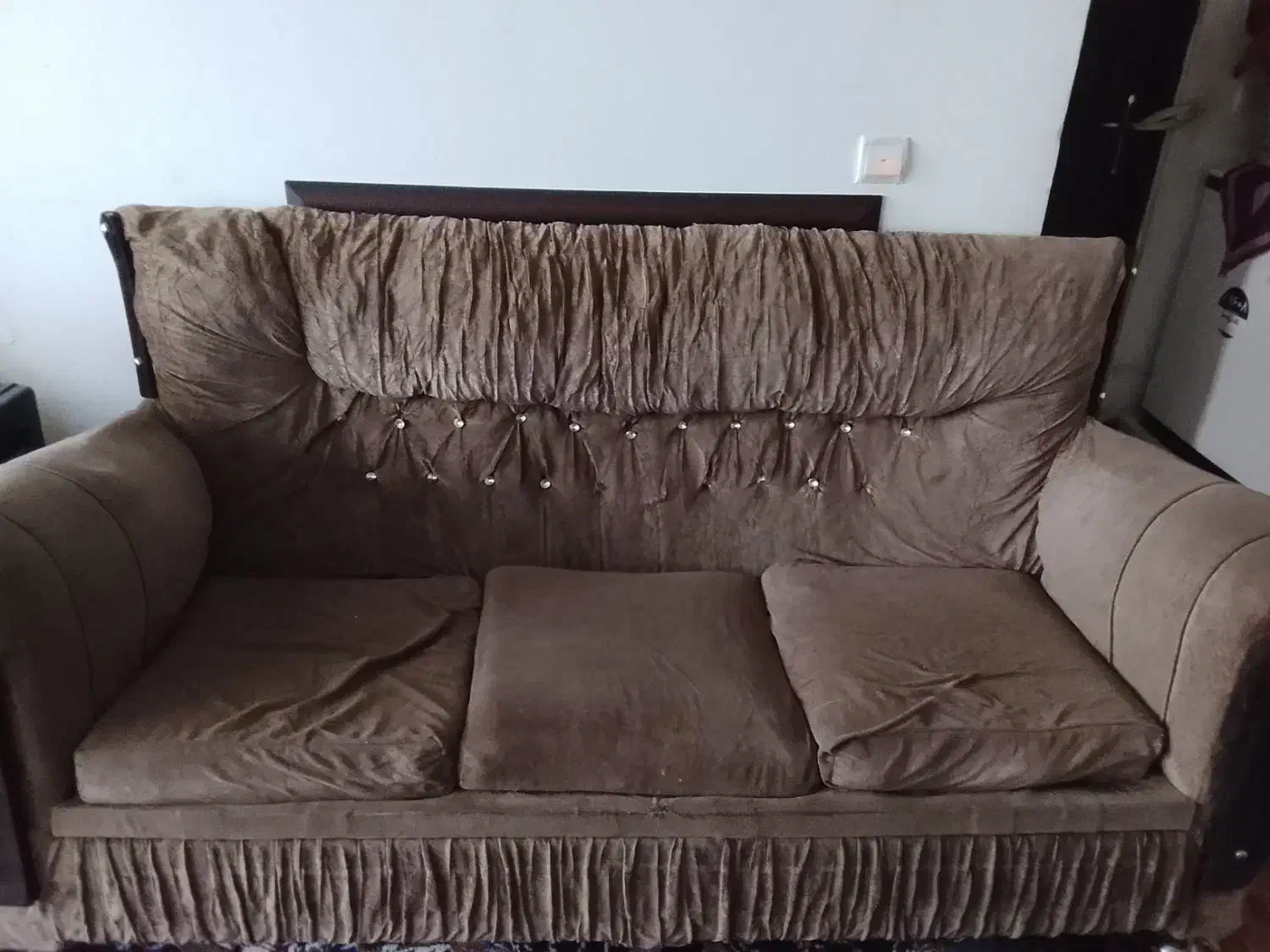 یک دست مبل هفت نفره سالم|مبلمان خانگی و میز عسلی|گلبهار, شهر جدید گلبهار|دیوار