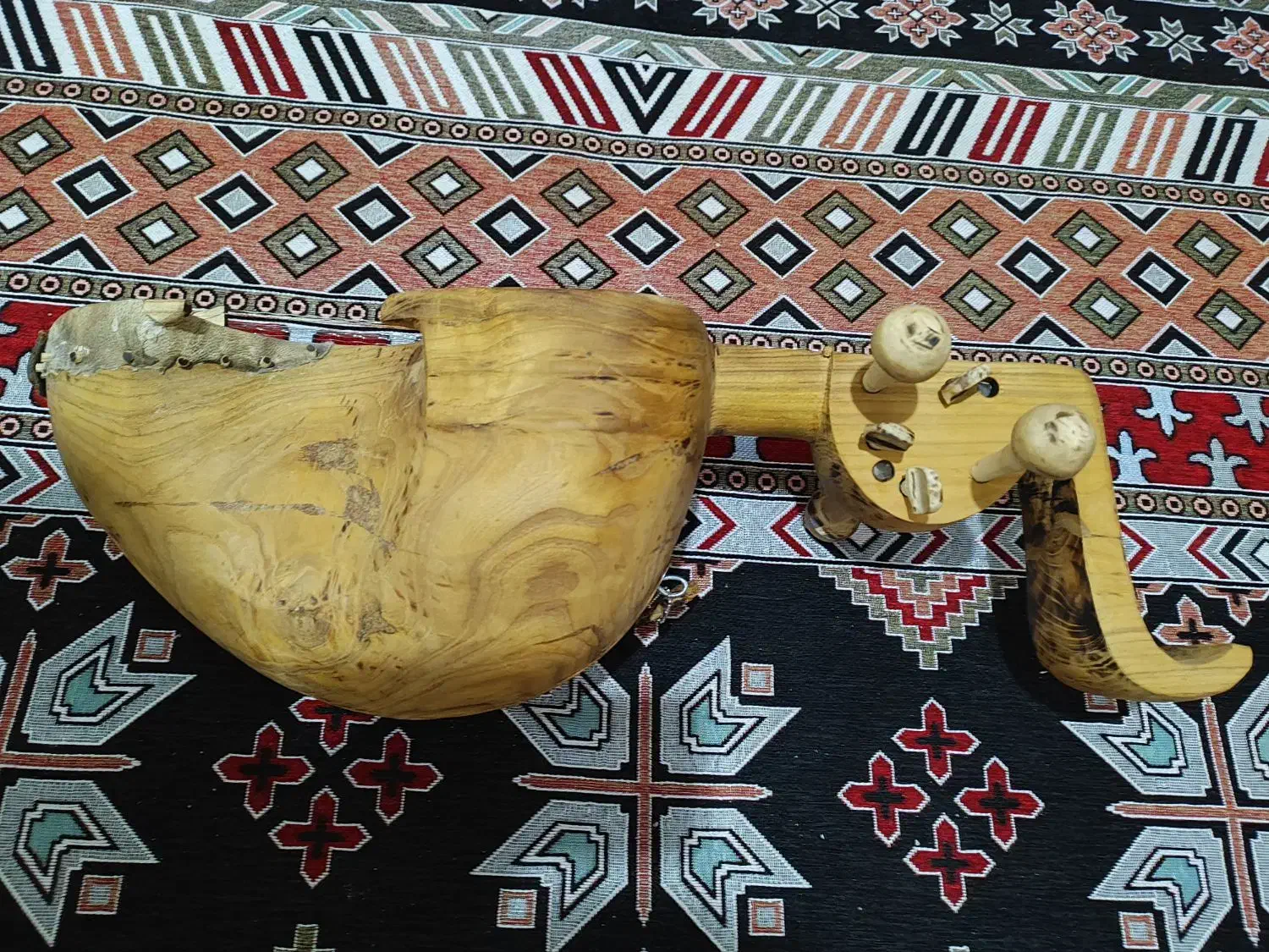 سروز ،قیچک چوب توت|سازهای سنتی|زاهدان, |دیوار