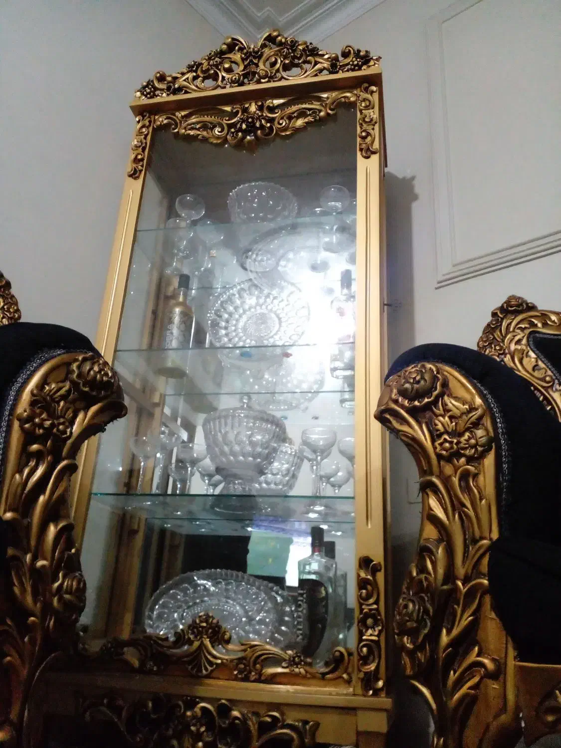 ویترین چوبی طلایی سه طبقه در حد نو|بوفه، ویترین، کنسول|تهران, شکوفه|دیوار