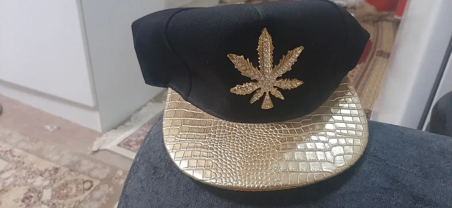 کلاه گپ|لباس|کرج, کرج نو|دیوار