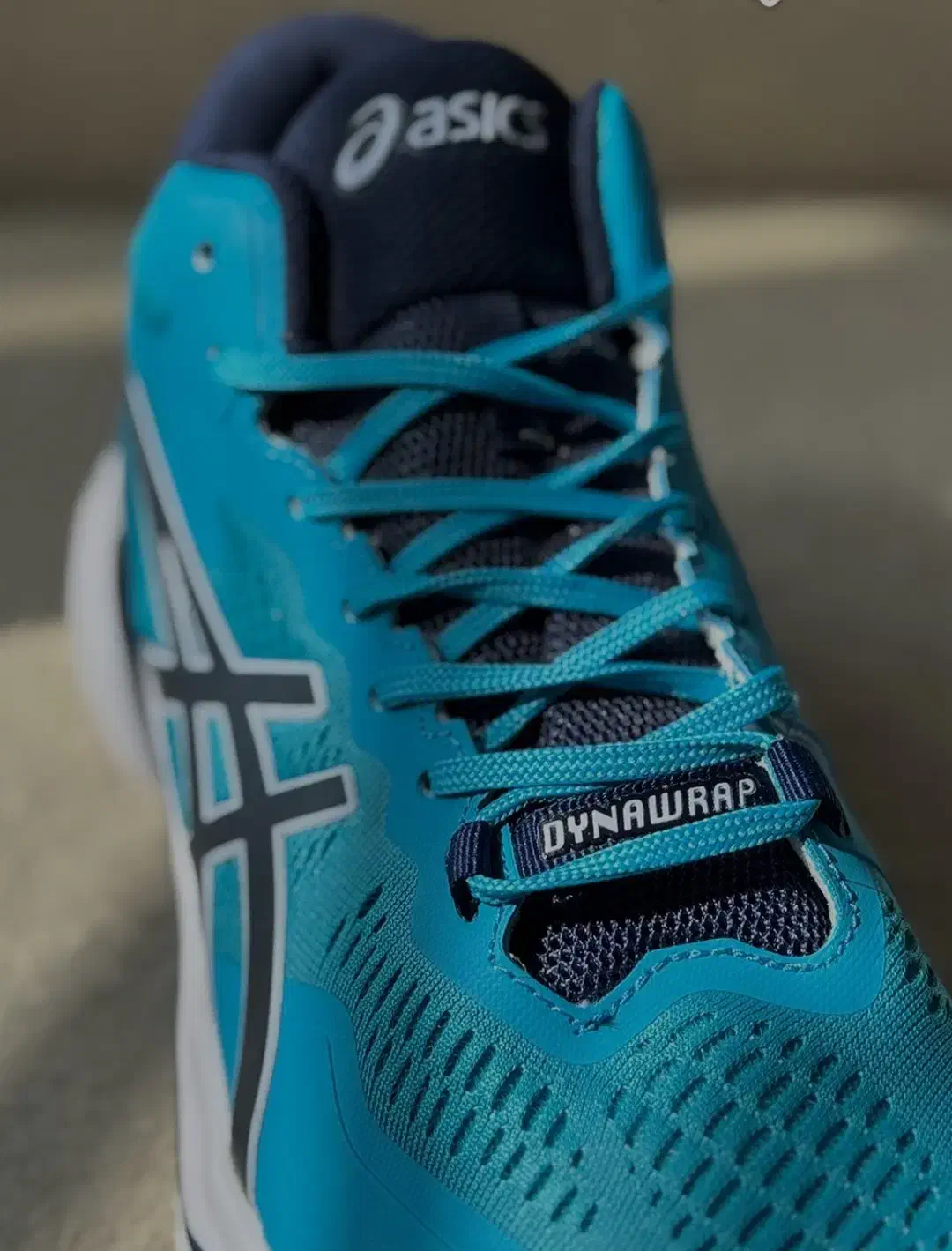 کتونی اسیکس|کیف، کفش، کمربند|نور, |دیوار