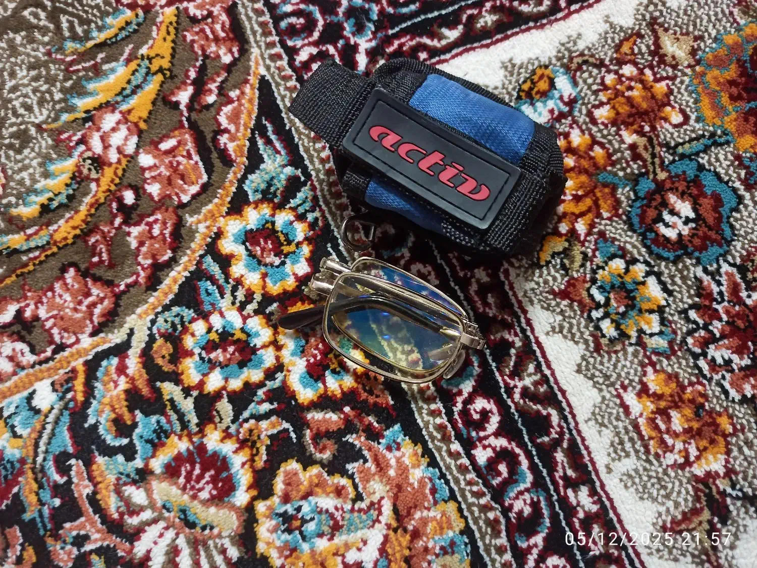 عینک پیدا شده|اشیا|مهاباد (آذربایجان غربی), |دیوار