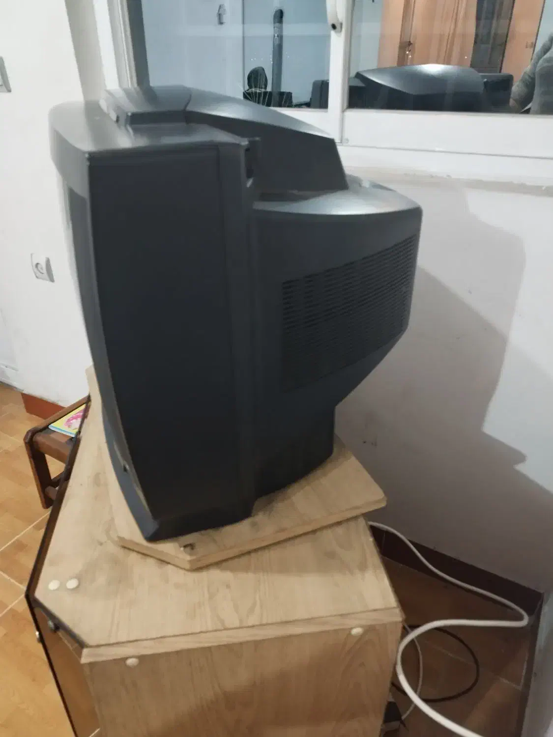 تلویزیون ۲۱اینچ ال جی|تلویزیون و پروژکتور|رشت, باهنر|دیوار