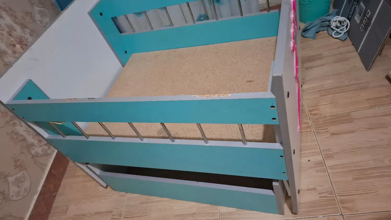 تخت نوازد حالت گهواره‌ای|تخت و صندلی بچه|کرج, شهرک جهان‌نما|دیوار