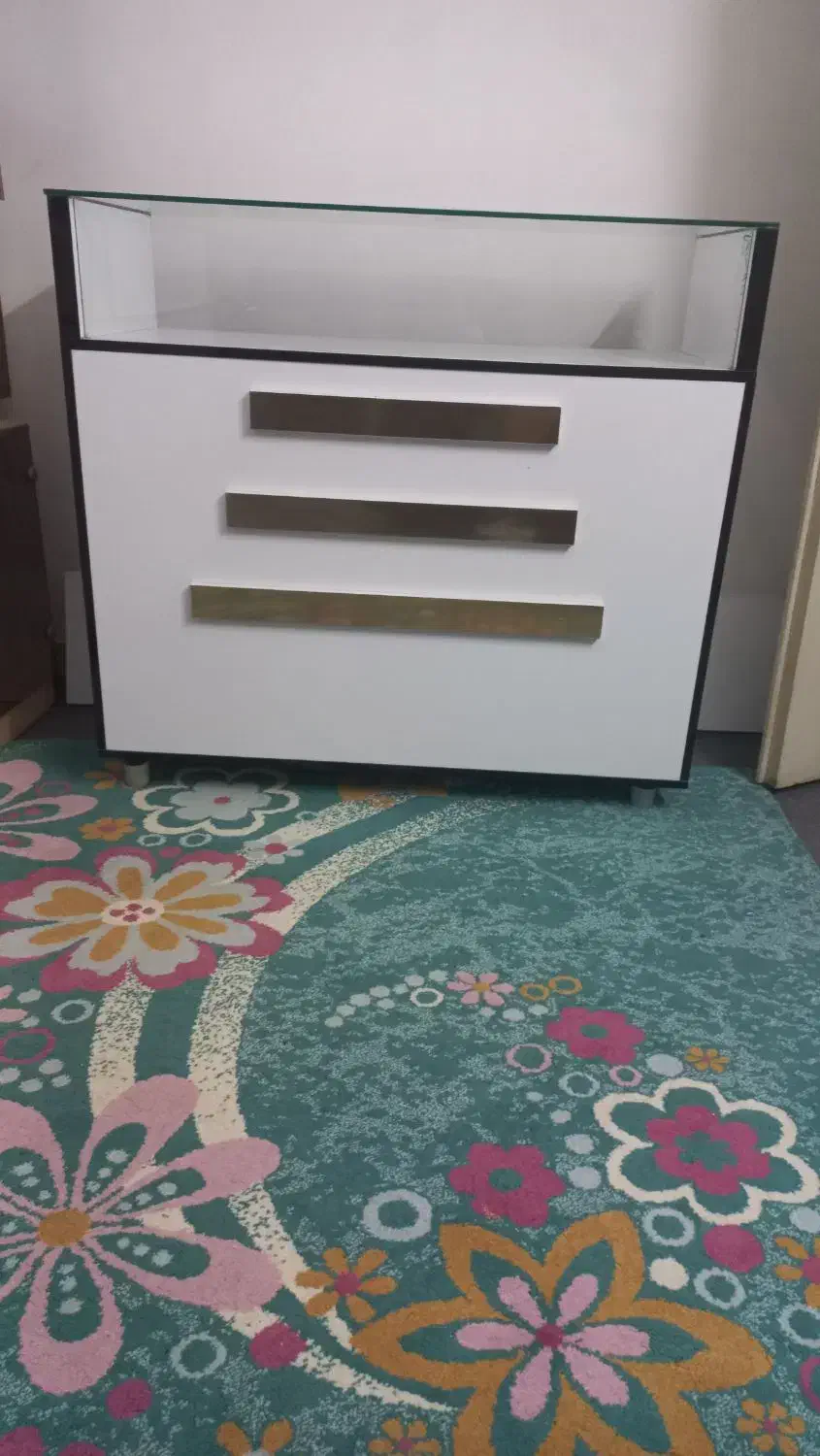 میز جلو یک در یک بسیار تمیز|فروشگاه و مغازه|فردیس, شهرک شهید حسینی|دیوار