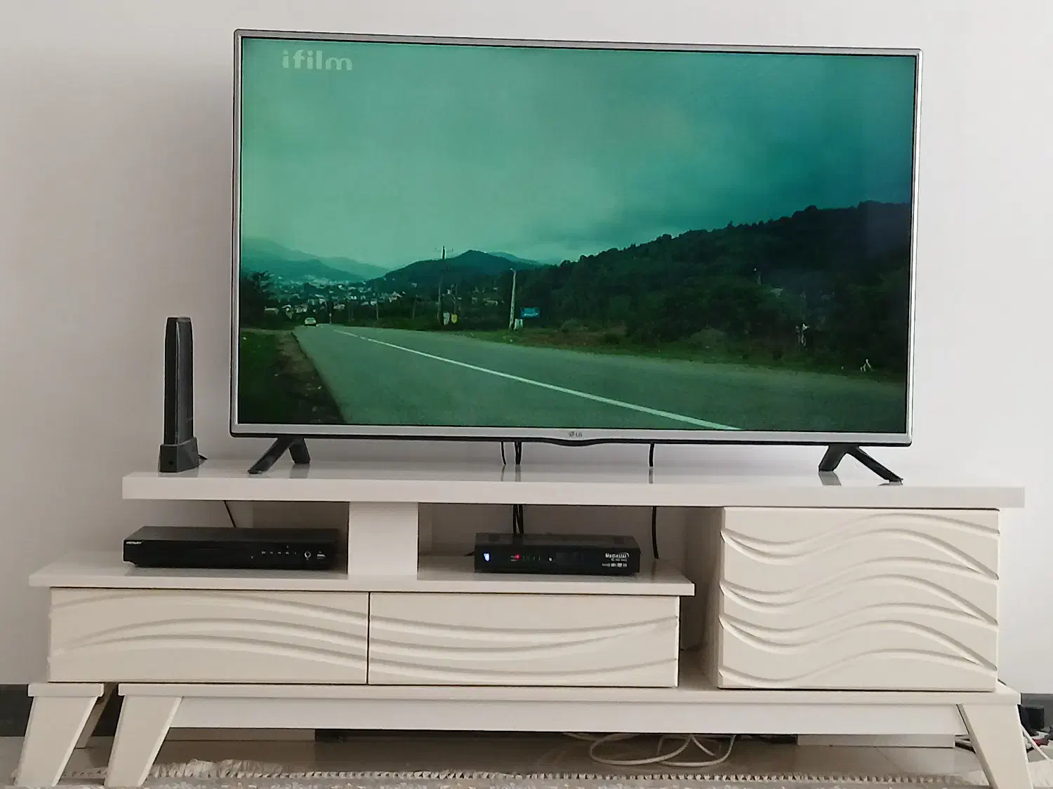 تلویزیون|تلویزیون و پروژکتور|مهاجران, |دیوار