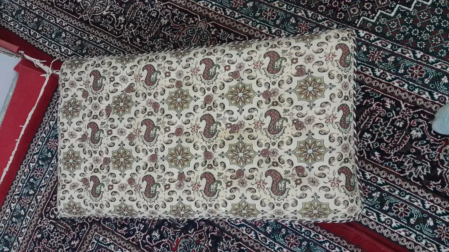 پشتی زرشکی درحد نو نو ۲ ماه کار کرده تازه|پشتی|سنندج, |دیوار