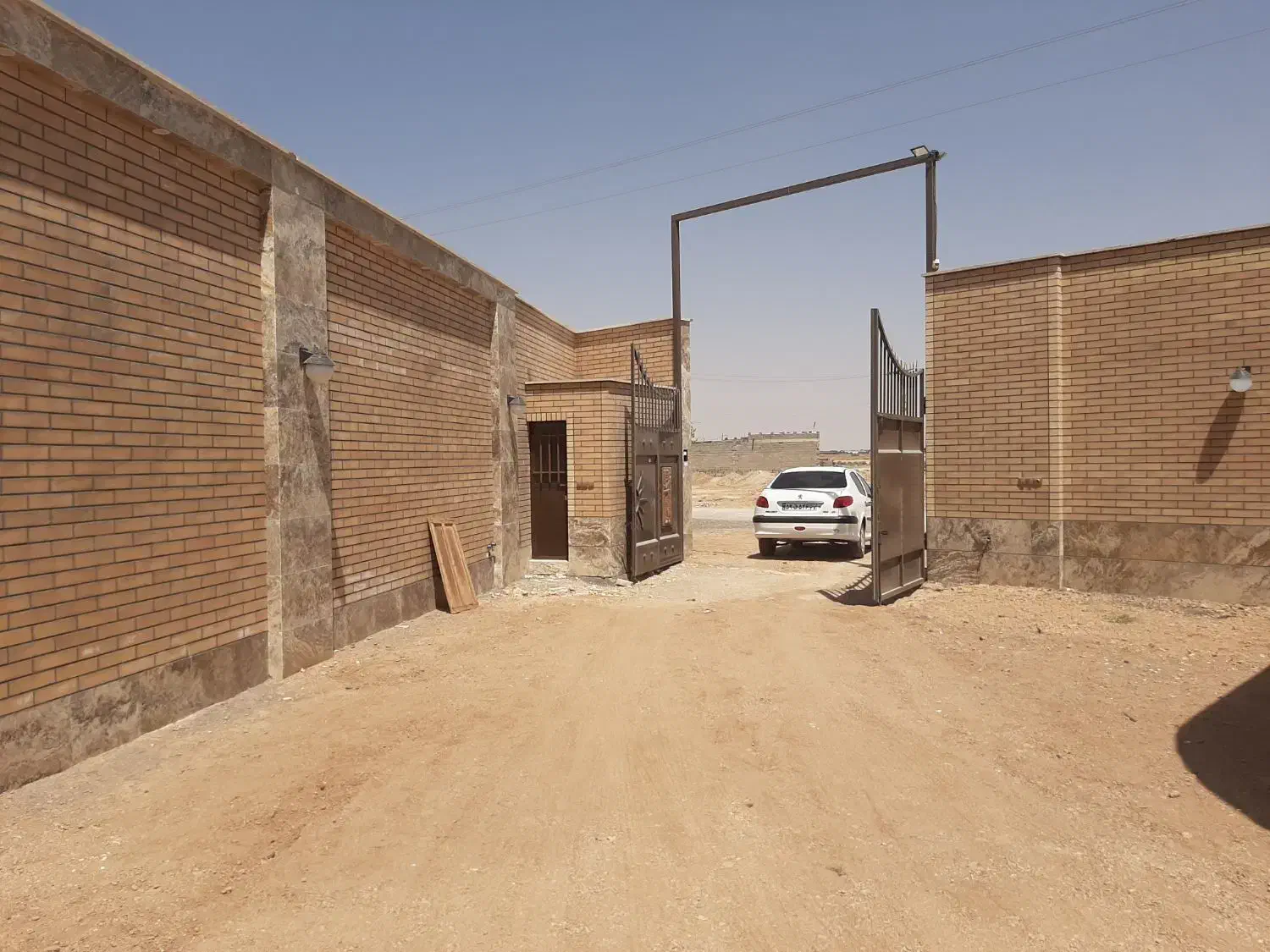 اجاره چهار دیواری همراه با ۱۴۰ متر ساخت مسکونی|اجارهٔ دفتر صنعتی، کشاورزی، تجاری|حبیب آباد, |دیوار