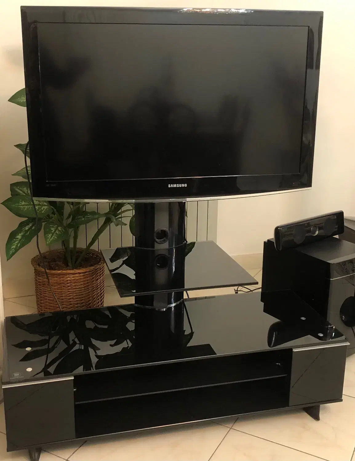 تلویزیون ال سی دی  سامسونگ ۴۰ اینچ و میز تی وی|تلویزیون و پروژکتور|تهران, فرمانیه|دیوار