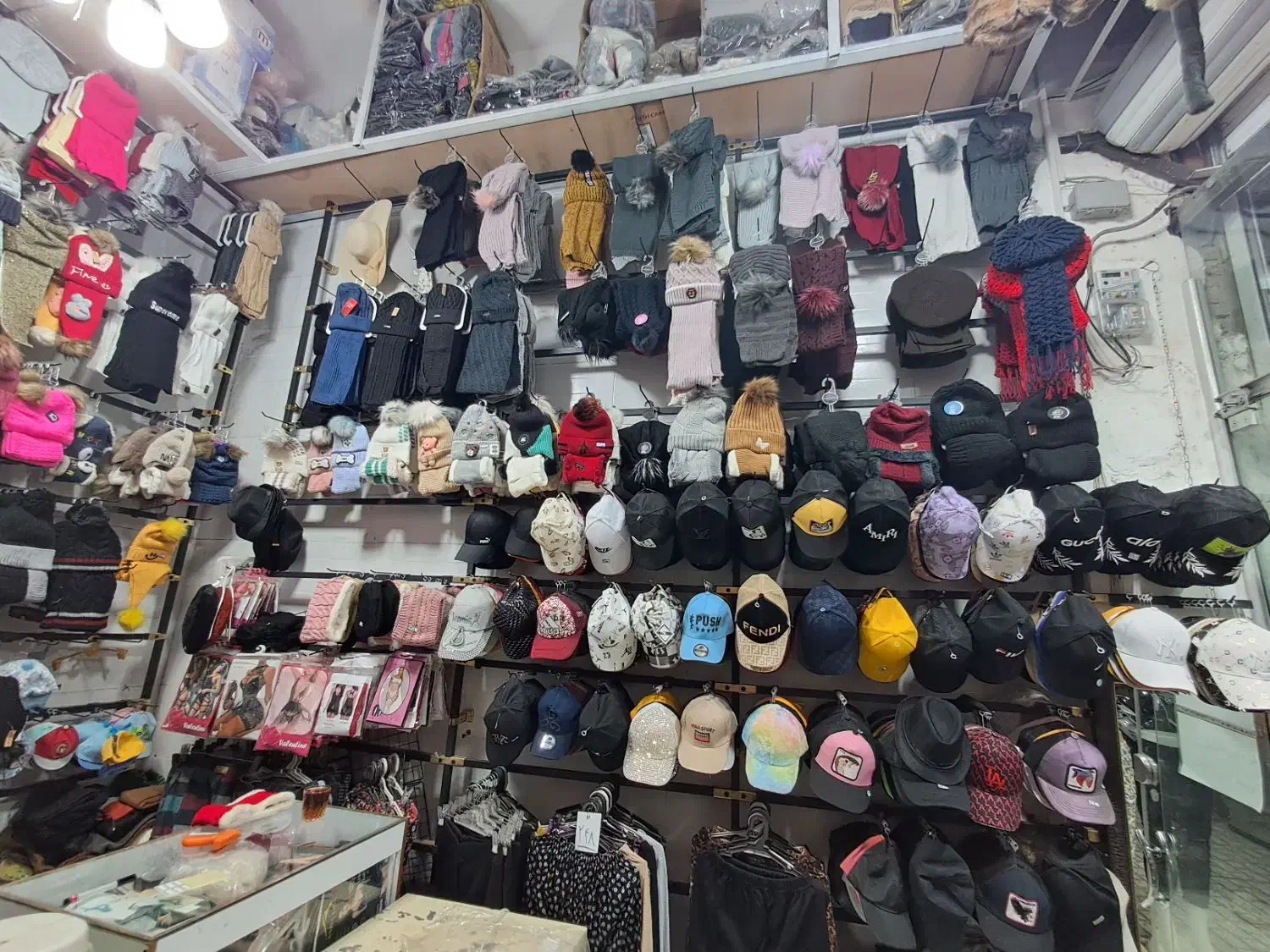 گوشگیر تاشو|لباس|نیشابور, امام خمینی|دیوار