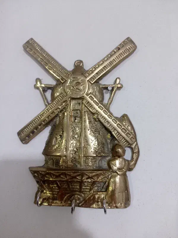 برنز تزینی|کلکسیون اشیاء عتیقه|رباط‌کریم, نصیرشهر|دیوار