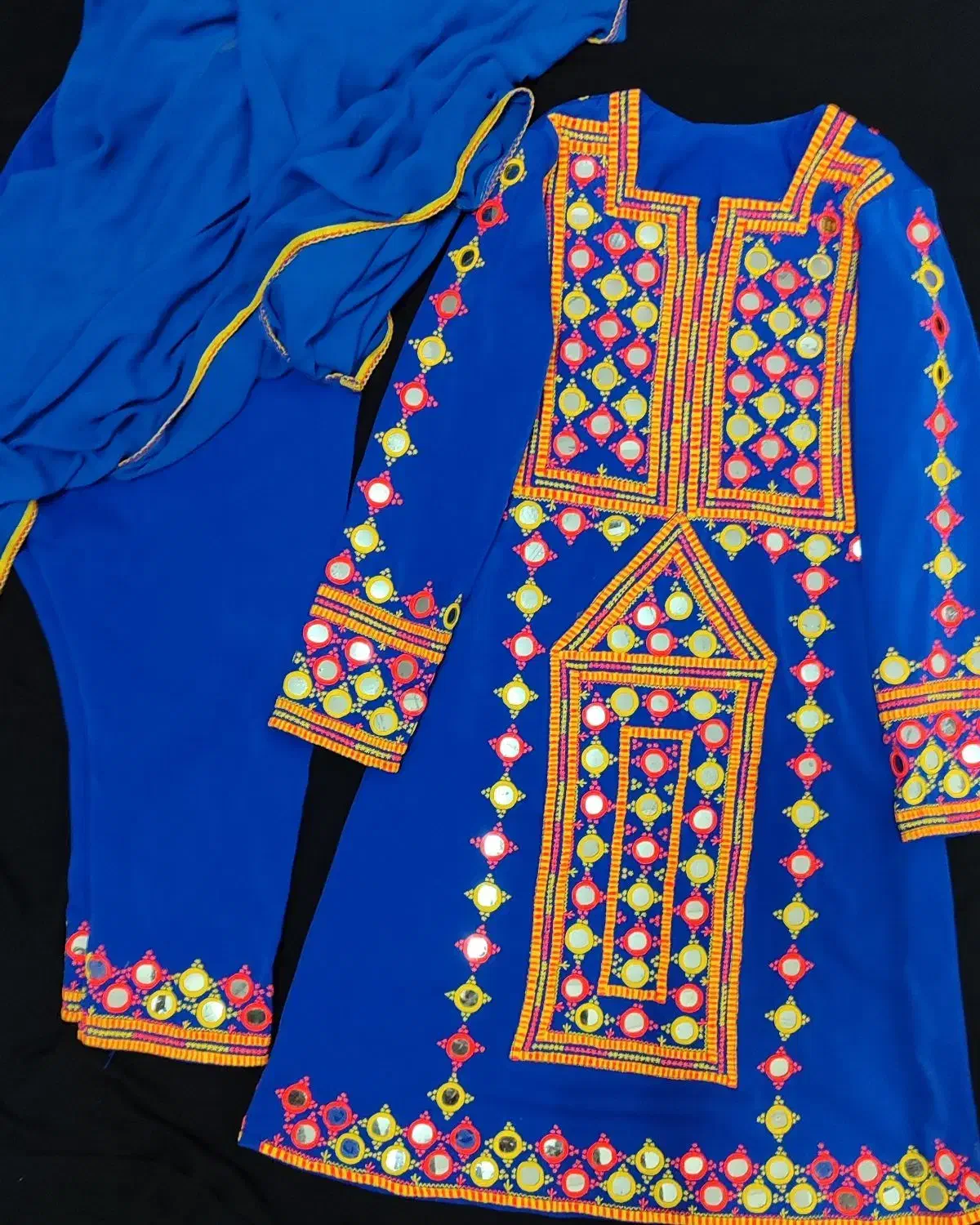 لباس دست دوز|لباس|زارچ, |دیوار