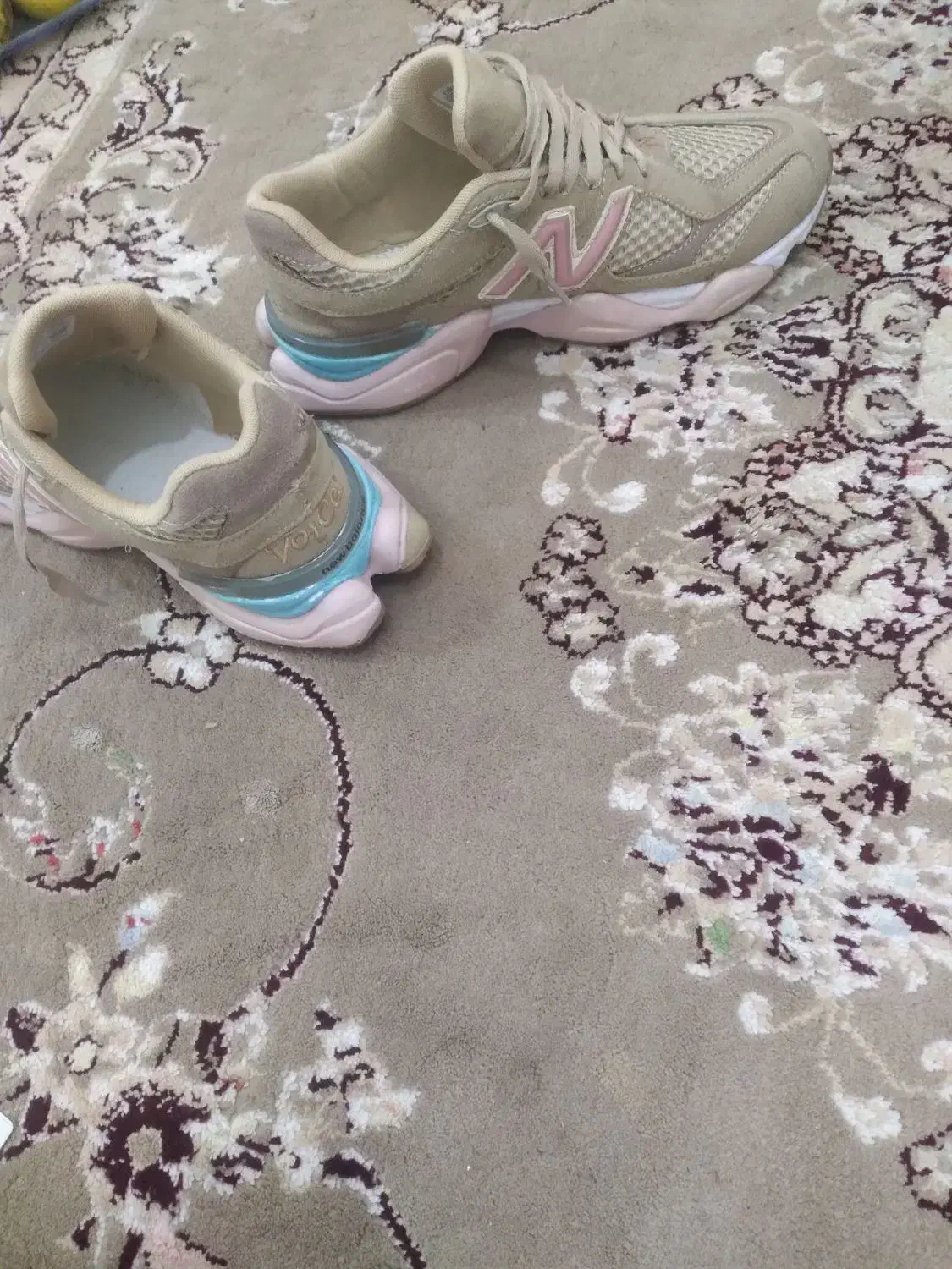 کتونی|کیف، کفش، کمربند|چالوس, |دیوار