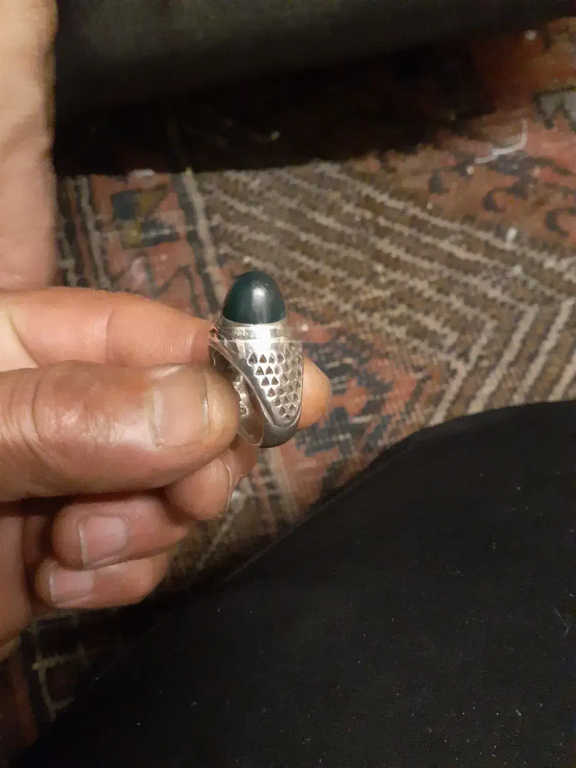 یک عدد انگشتر یشم|کلکسیون اشیاء عتیقه|رباط‌کریم, رباط‌کریم|دیوار