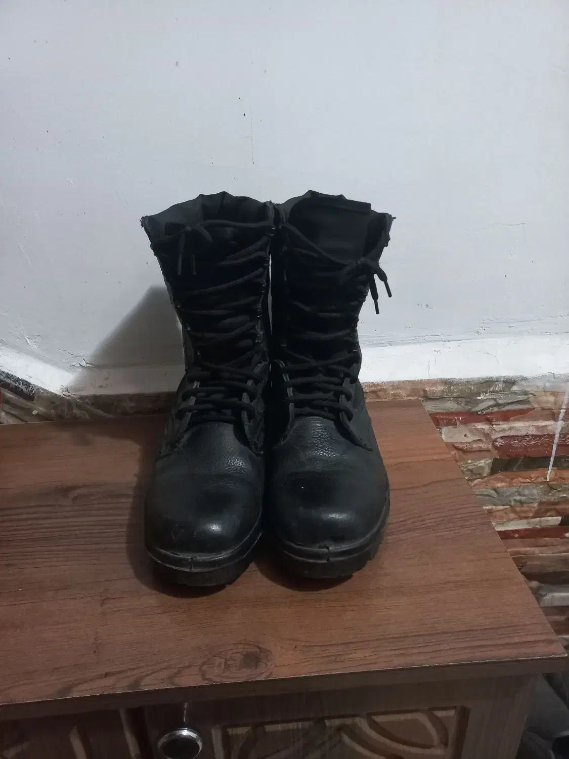 پوتین و کتونی|کیف، کفش، کمربند|شوش, |دیوار