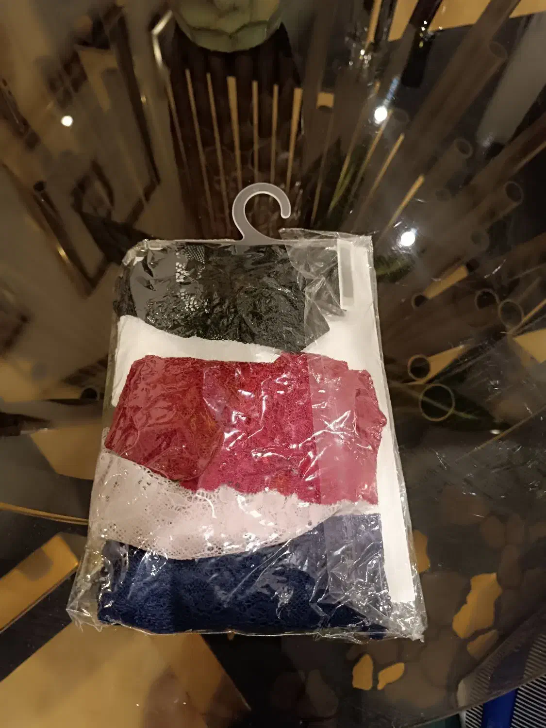 لباس زیر زنانه|لباس|پردیس, فاز ۱|دیوار