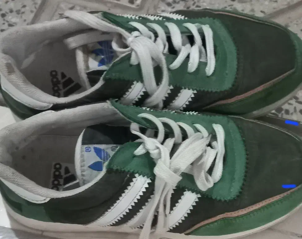 کفش|کیف، کفش، کمربند|شاهینشهر, خانه کارگر|دیوار