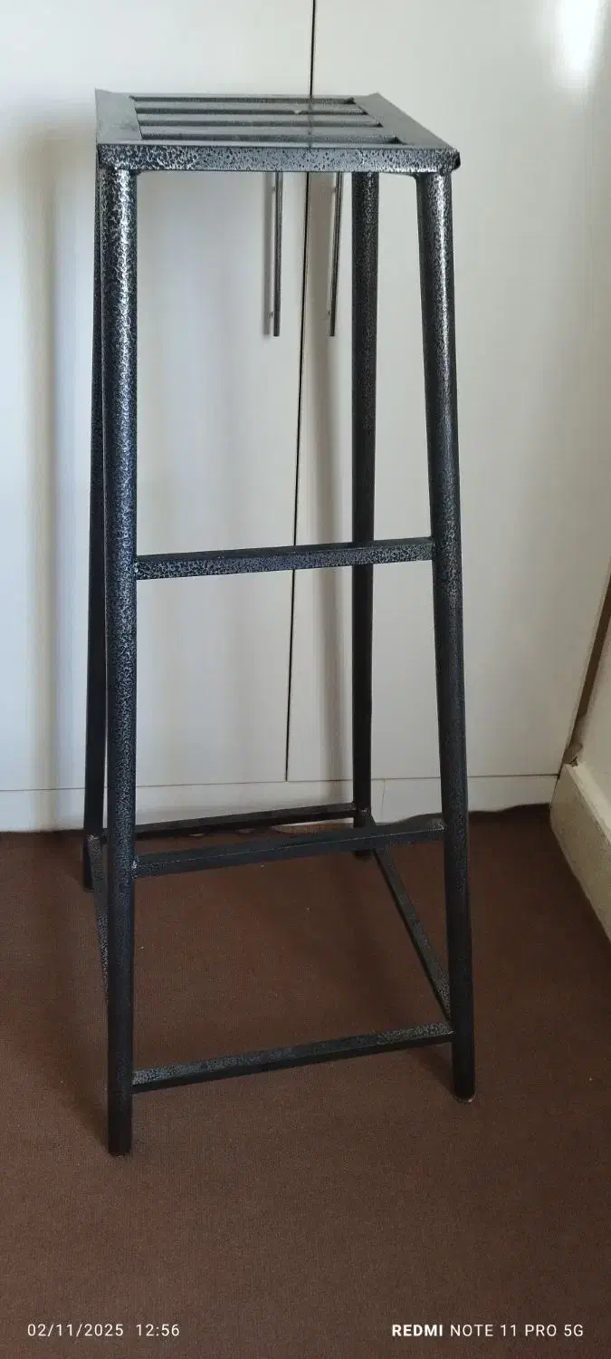 چهارپایه آهنی|صندلی و نیمکت|الیگودرز, |دیوار