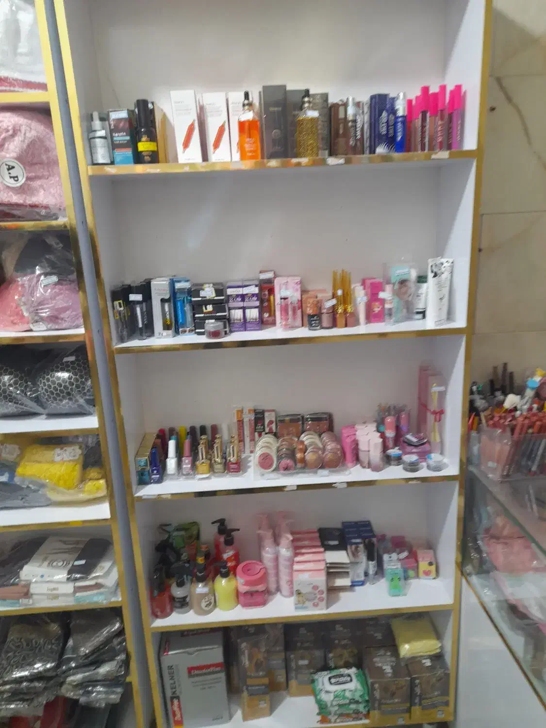 دکور لوازم ارایشی در حد نو|فروشگاه و مغازه|کرج, شهرک خاتم النبیا|دیوار