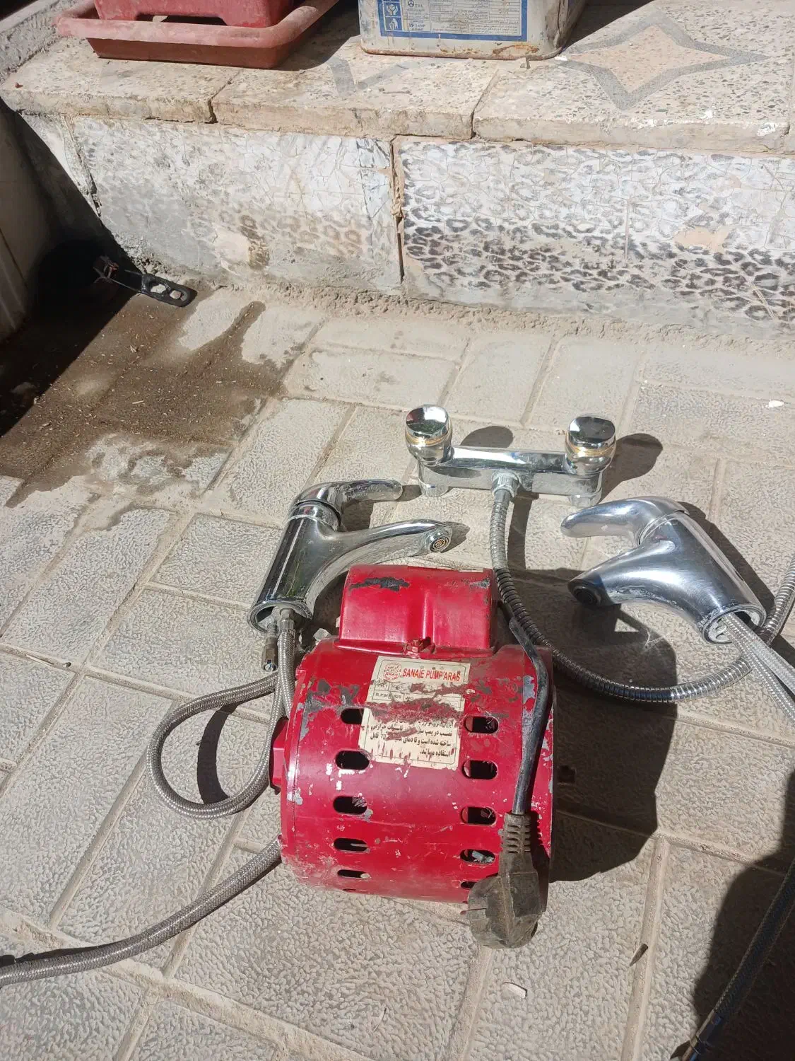 دینام موتورخانه و تعدادی شیر آلات|مصالح و تجهیزات ساختمان|زنده رود, |دیوار