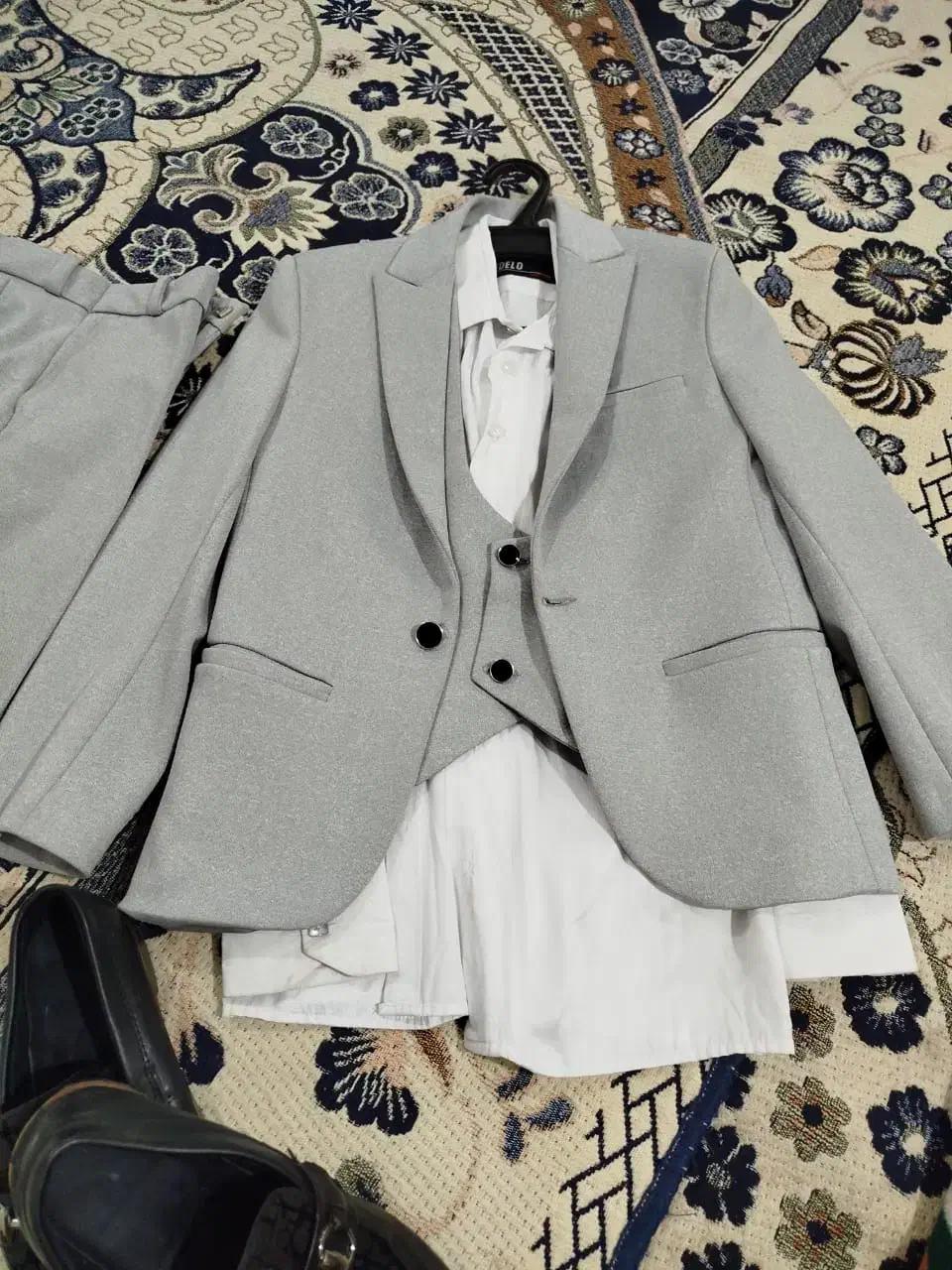 کت شلوار در حد نو|لباس|رباط‌کریم, رباط‌کریم|دیوار