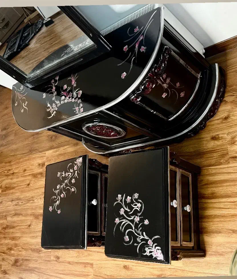 سرویس خواب ( نو) نقاشی کار دست مشکی زرشکی|تخت و سرویس خواب|تهران, زعفرانیه|دیوار